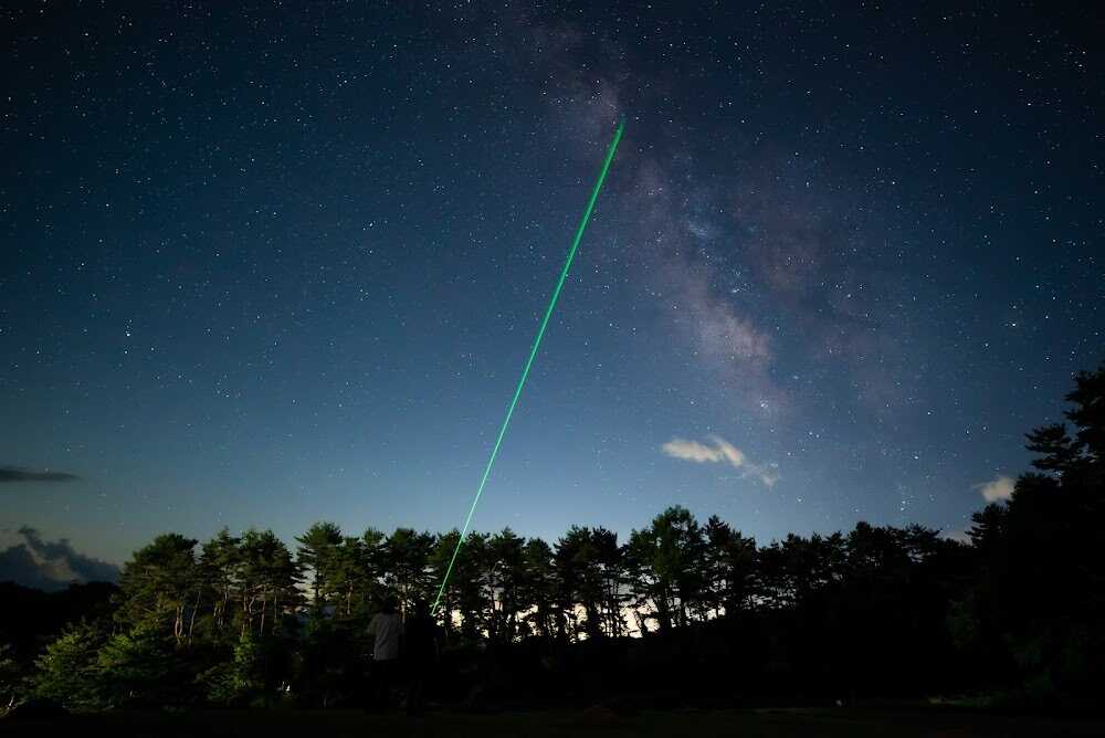 【満天の星空】標高1,200mの澄んだ空気の中、夜空いっぱいに星が広がります。定期的に「星空観察会」も開催しています。