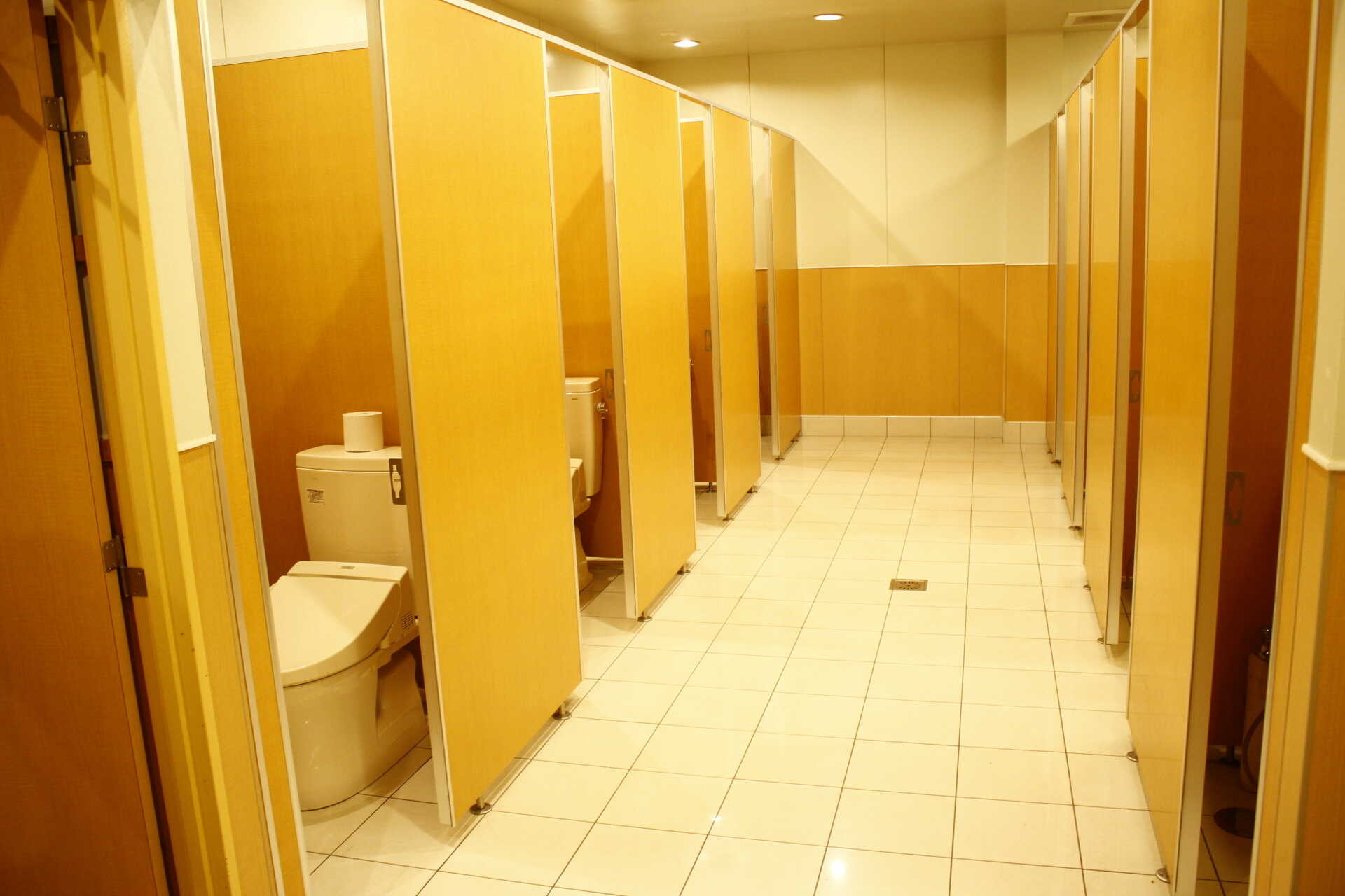 女性トイレ例:トイレは全個室が温座&温水洗浄便座となっております。