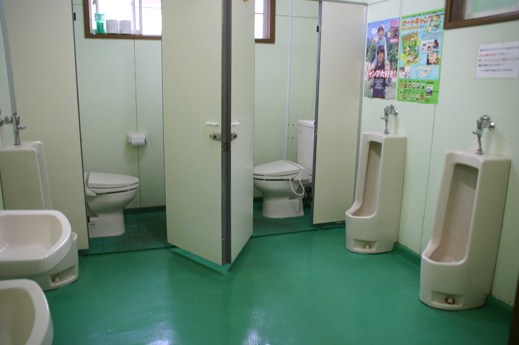 きれいなトイレです。自動開閉式の便器はウオッシュレット付きです♪