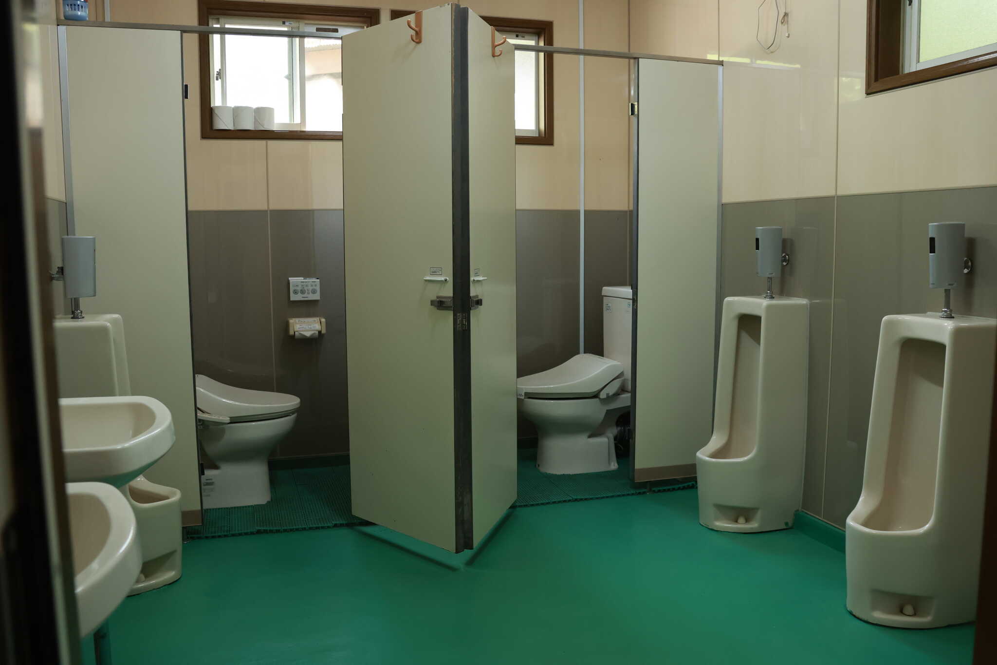 きれいなトイレです。自動開閉式の便器はウオッシュレット付きです♪