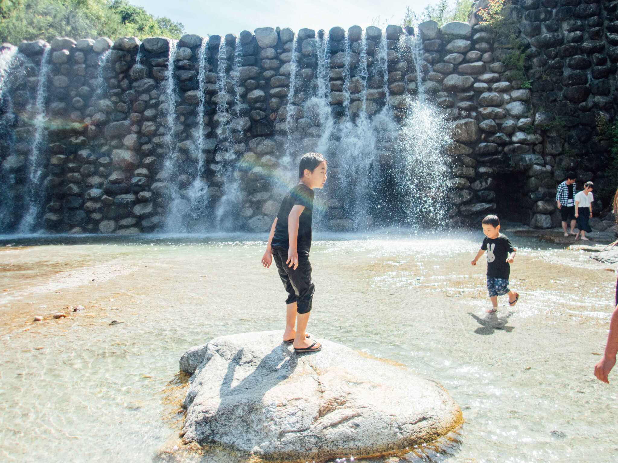 「尾白川」まで歩いて5分!えん堤では子供も安心して遊べます。