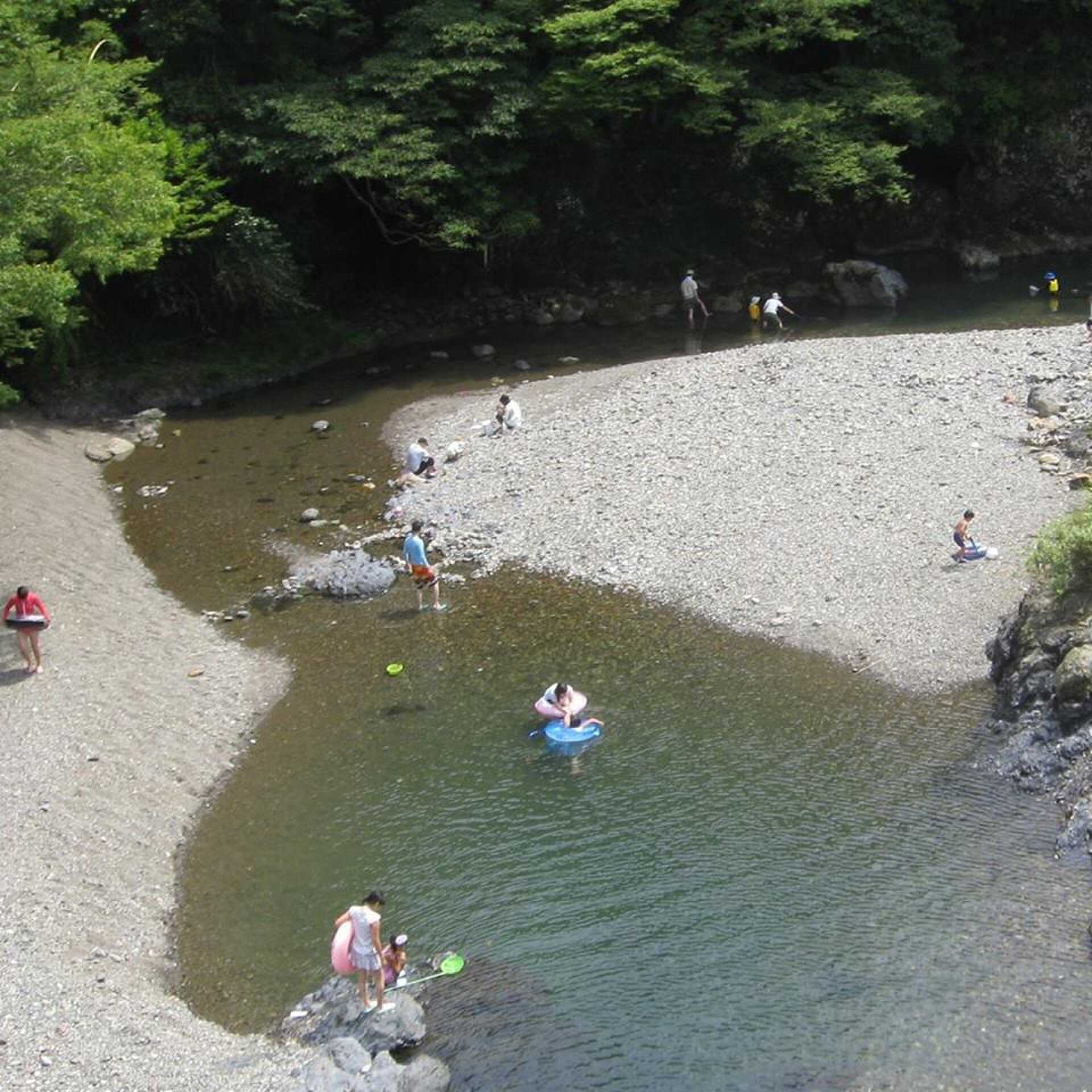大見いこいの広場のすぐ近くを流れる【高時川】小さなお子様の水遊びに最適です♪ ※必ず保護者の方が付き添いください