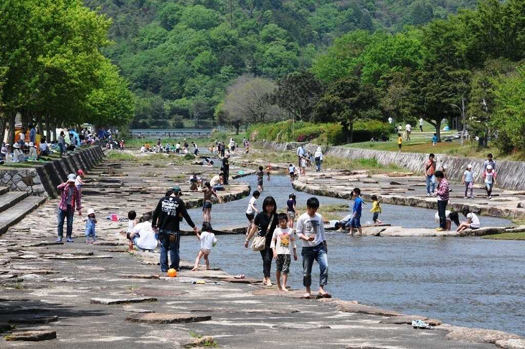公園内を流れる家棟川。