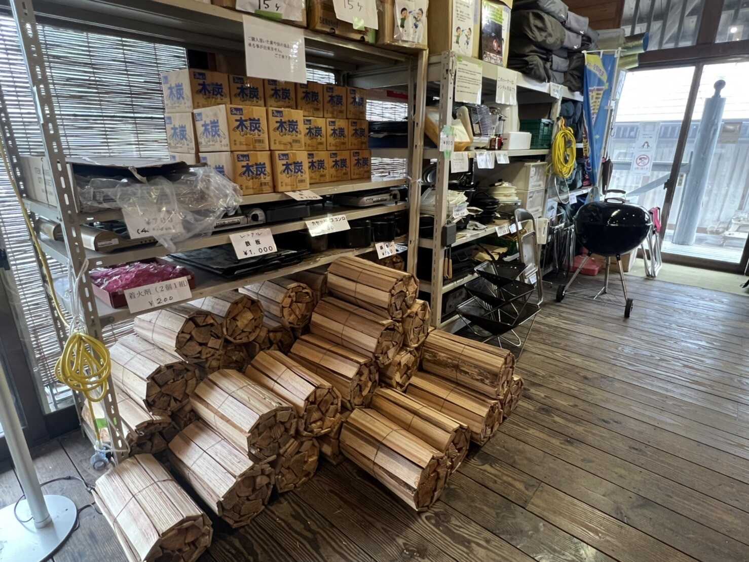 売店では薪の販売やレンタル品も充実♪