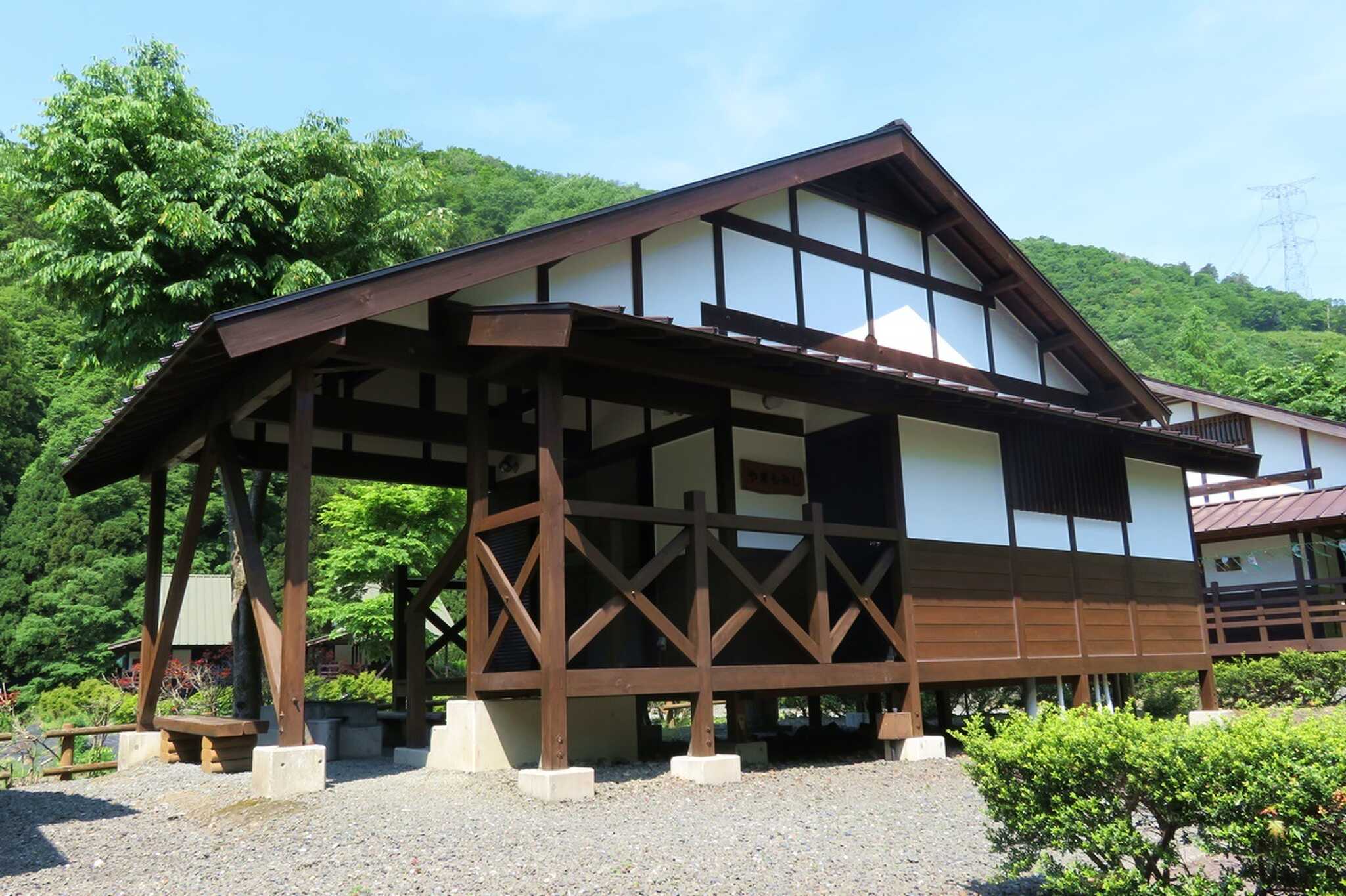 屋根付きのBBQ専用の炉が魅力のバンガロー小