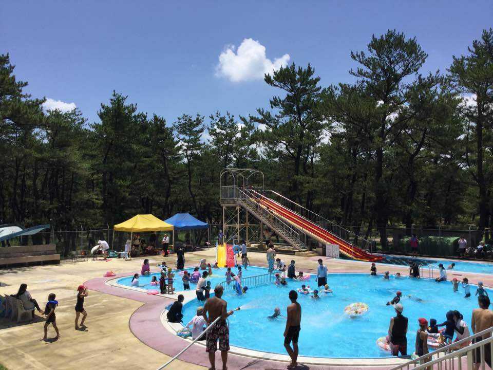 夏は隣接の町営プールも営業♪プール監視員もいるから安心してお子様も遊べます◎
