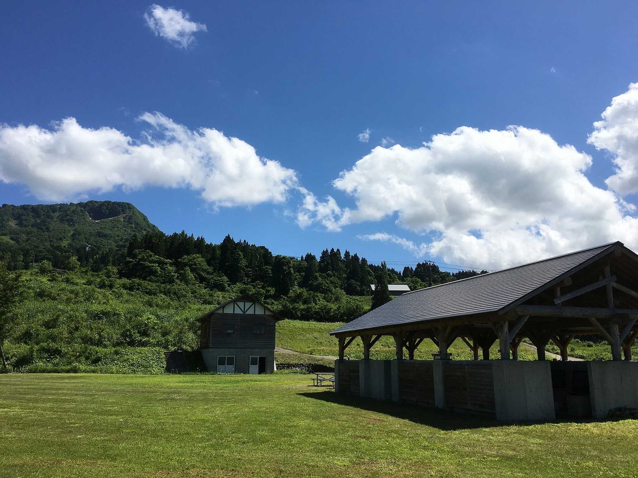 芝生の気持ちよいキャンプサイト