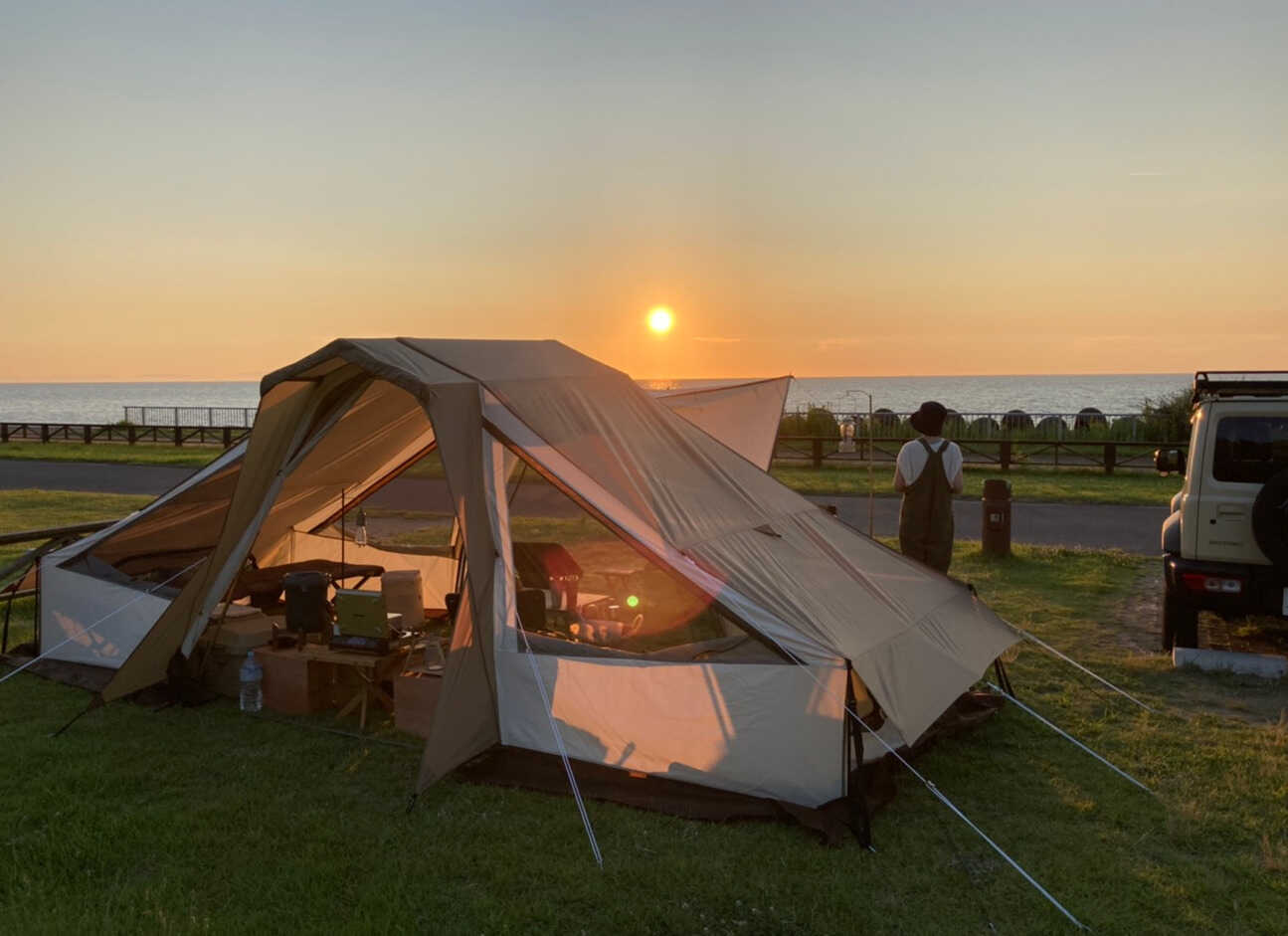 サイトが横1列に並んでいて、目の前はいつでもフルオーシャンビュー! 特に日本海に沈む夕日は言葉にできない美しさです!
