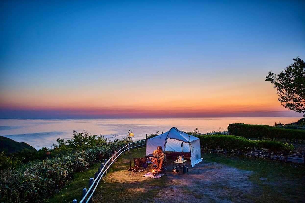 高台から見下ろす日本海は絶景!Aサイトの22~25からは日本海に沈む夕日をサイトから望むことができます!