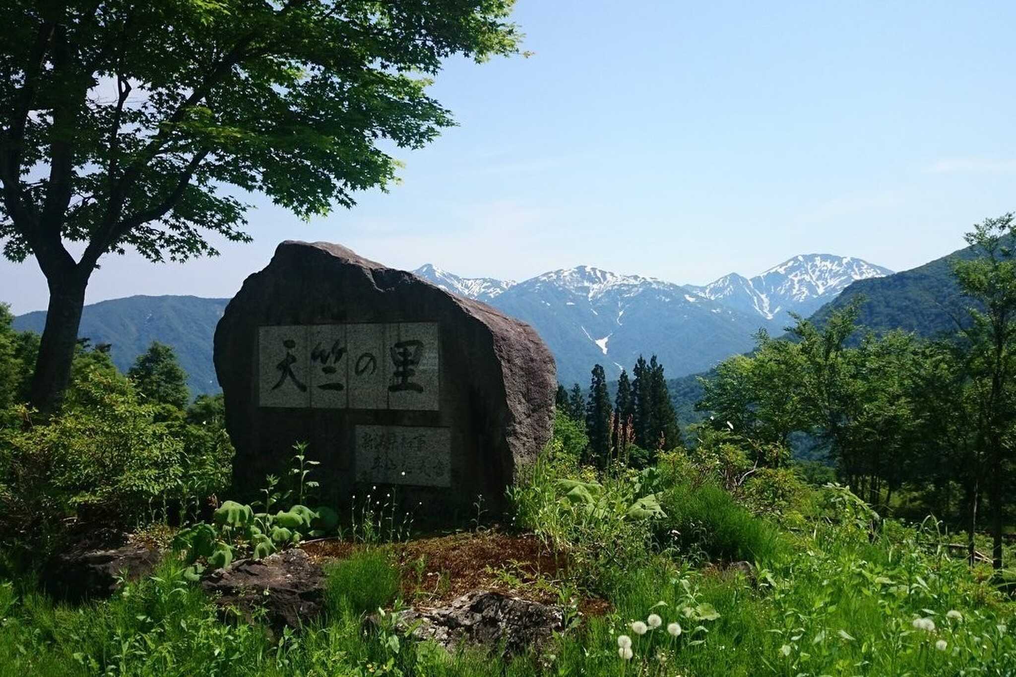 裏巻機渓谷へと続く森林公園。周りの渓谷を見下ろす高さにあり、天空に浮いているようにさえ感じられます。天竺の里へは場内の“セントラルロッヂ”から入場できます◎