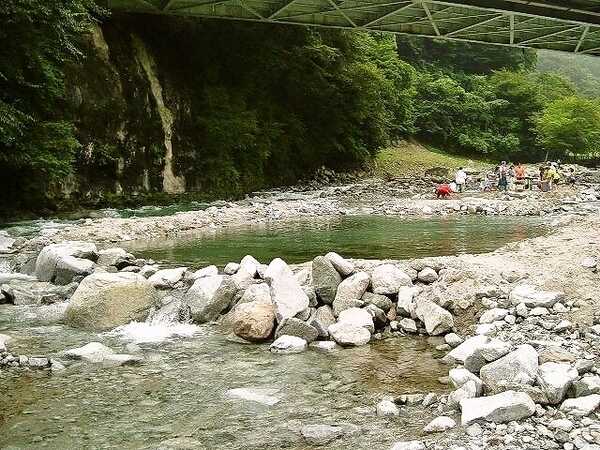すぐ横に綺麗な川が流れます☆ 手前の浅瀬ではお子様も遊べます♪(必ず保護者の方が付き添ってください)