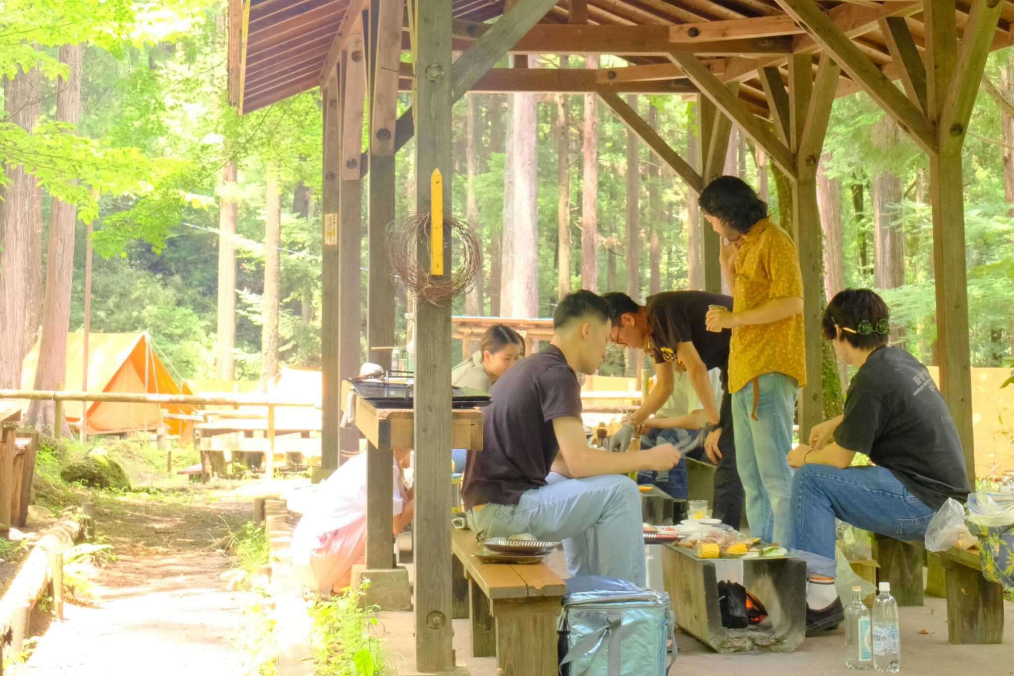 屋根有りバーベキューかまどは、一つの屋根の下に2区画~4区画、横並びで設置されていますので、大人数のグループや団体でのご利用の際も、メンバーが一度に集まってのバーベキューやアウトドアクッキングをお楽しみいただくことができます。