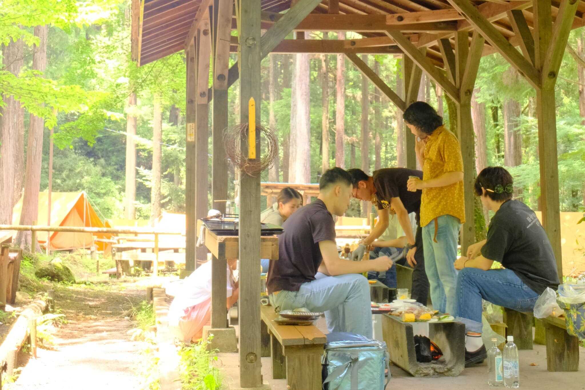 屋根有りバーベキューかまどは、一つの屋根の下に2区画~4区画、横並びで設置されていますので、大人数のグループや団体でのご利用の際も、メンバーが一度に集まってのバーベキューやアウトドアクッキングをお楽しみいただくことができます。