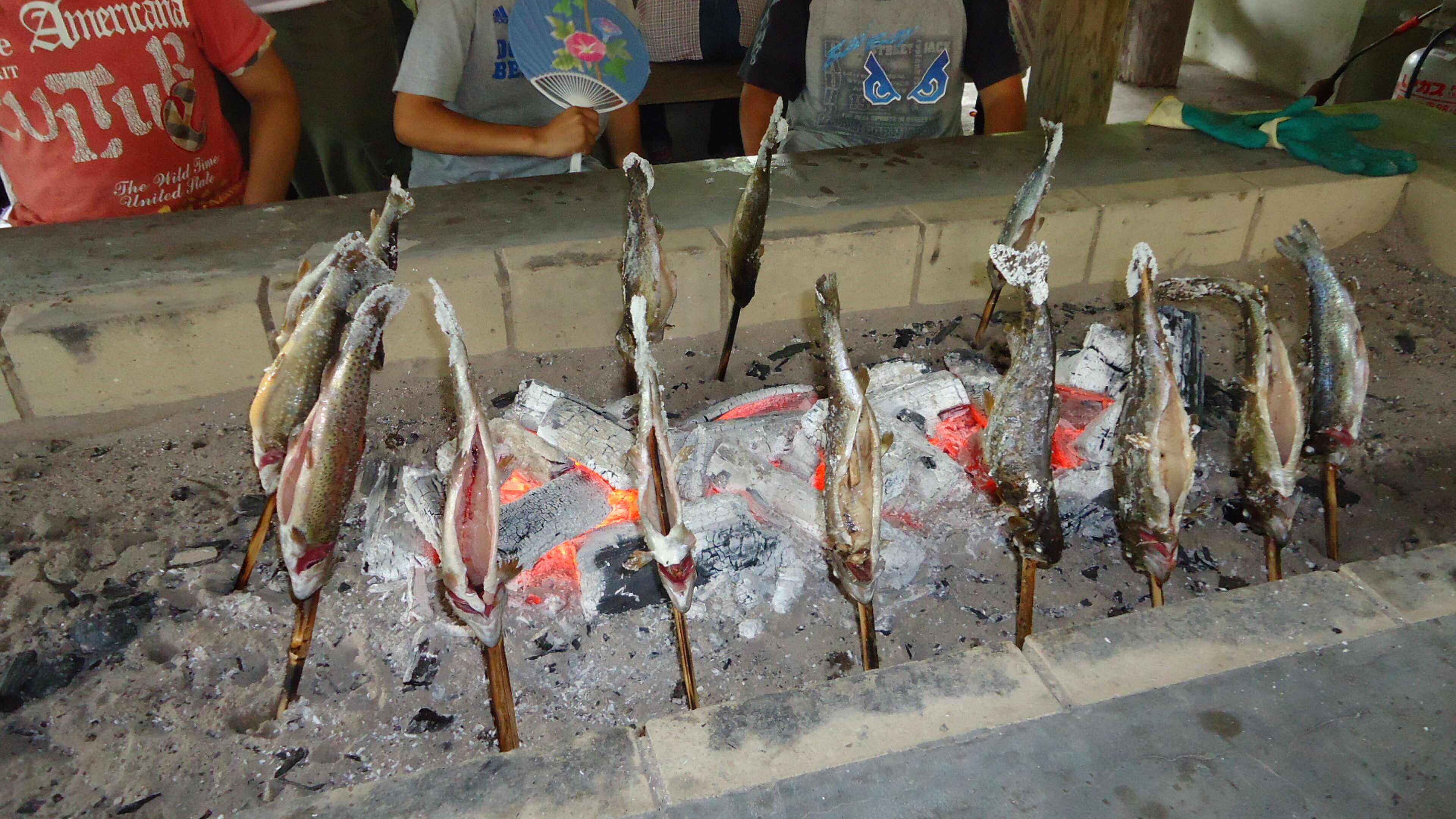 川魚つかみ取り体験(魚焼き場での調理風景)