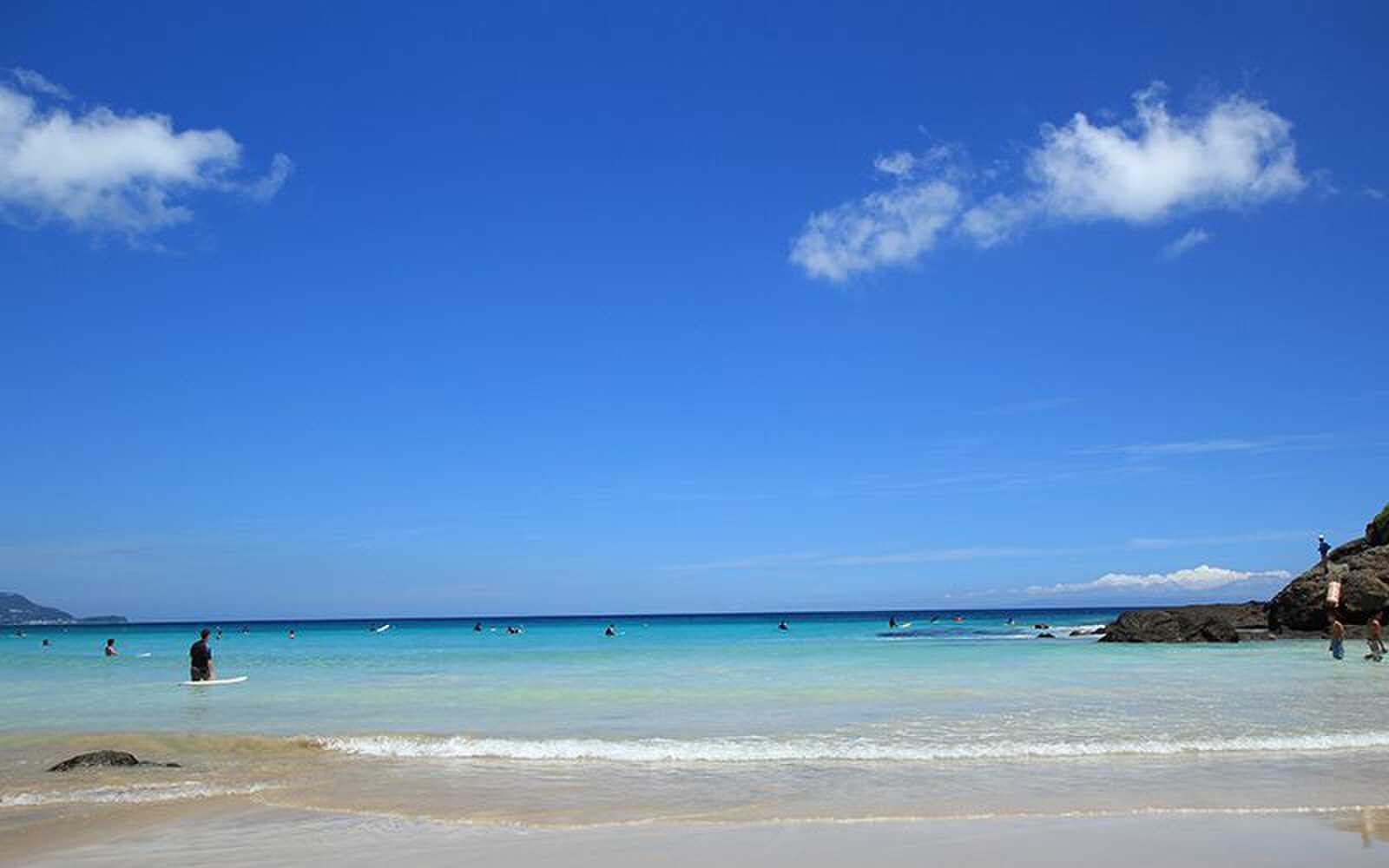⽩浜⼤浜海⽔浴場 800メートル近くに及ぶ開放感あふれる白い砂浜をもつ、伊豆半島最大の海水浴場です。水質も抜群で、多くのサーファーや若者で賑わいます。