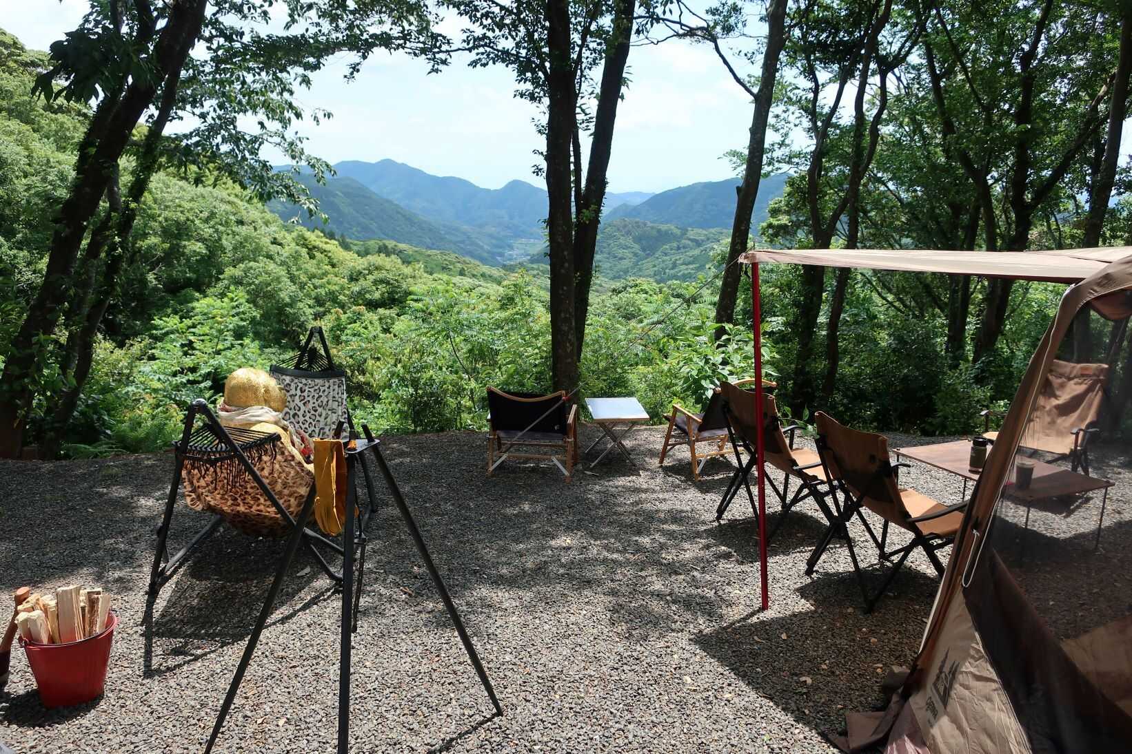 独立した広々テントサイト。朝の雲海、南伊豆の山並みの向こうに伊豆の海、伊豆七島まで見渡せます!