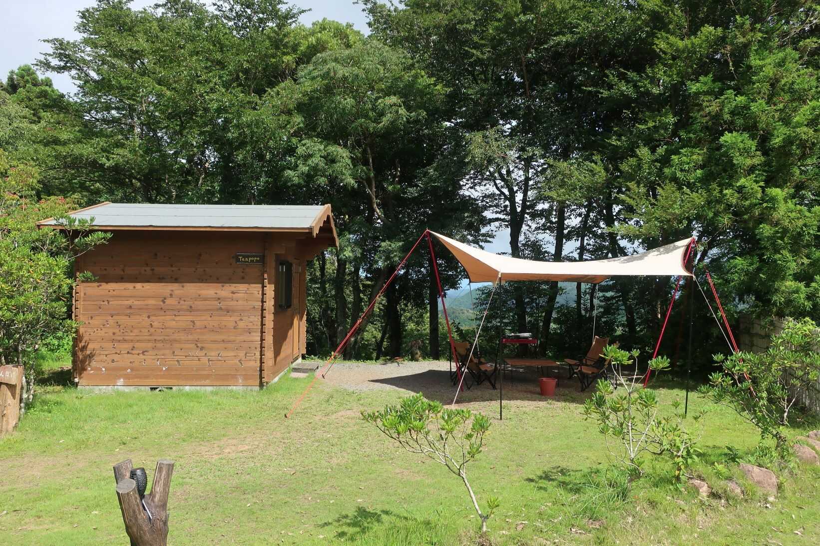 エアコン付きログハウスでいつも安心。専用庭でテント、タープを張って自然の景色を楽しめます。