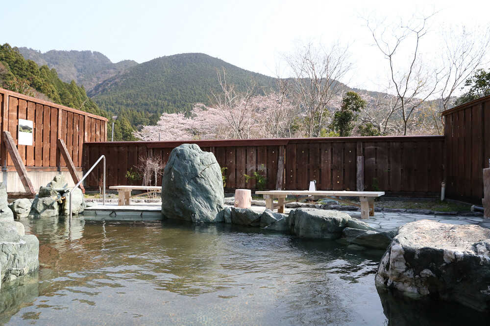 ならここの湯:源泉100%の天然温泉です。内風呂1つ、露天風呂1つ。ナトリウムイオン・炭酸水素イオンを多く含み、とろみのある湯は口に含むと塩味を感じます。湯上りはポカポカ、肌がツルツルになる泉質が自慢です。