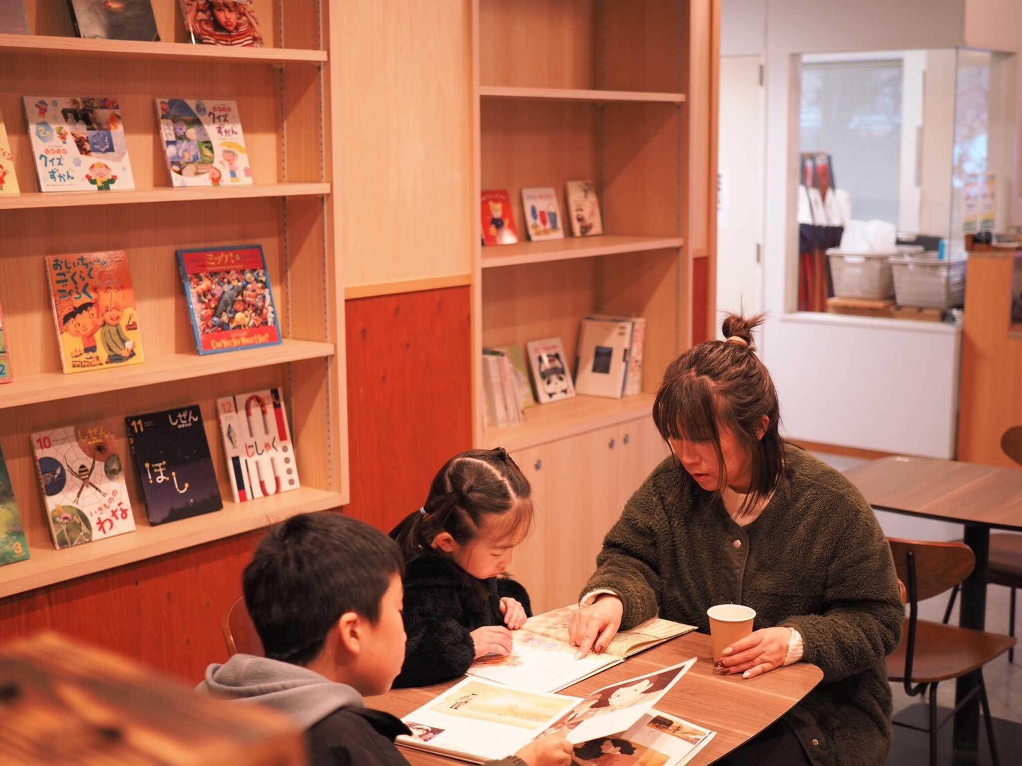 桃沢工芸村には絵本が読めるカフェを併設しています☕