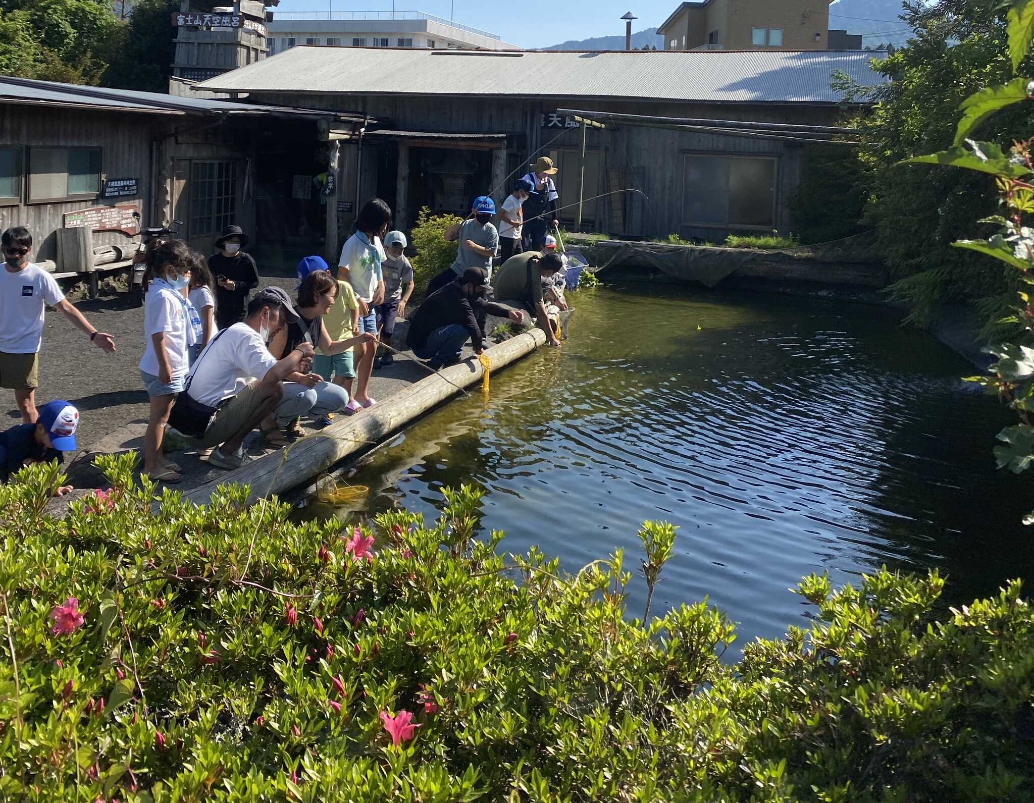 マスの釣堀でマス釣りができます!お子様も親御様も一緒に楽しんでいただけます♪