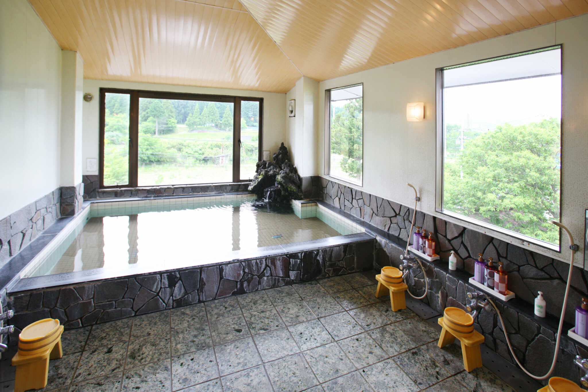 富士山の湧水たっぷりの展望風呂で日々の疲れを癒してください♪