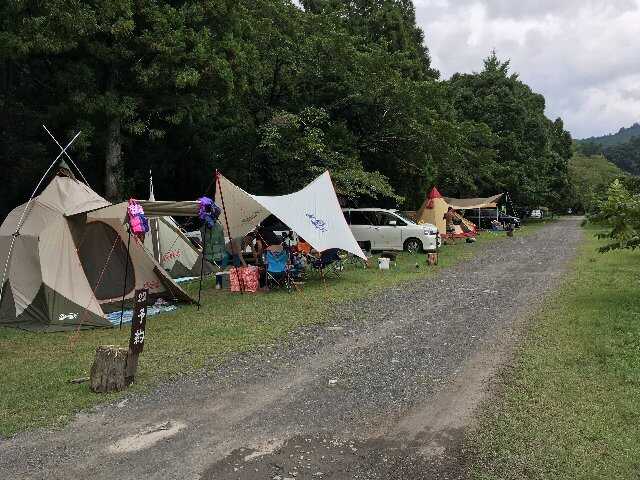 テントサイトは河川敷の堤防になり、眺めも最高です。