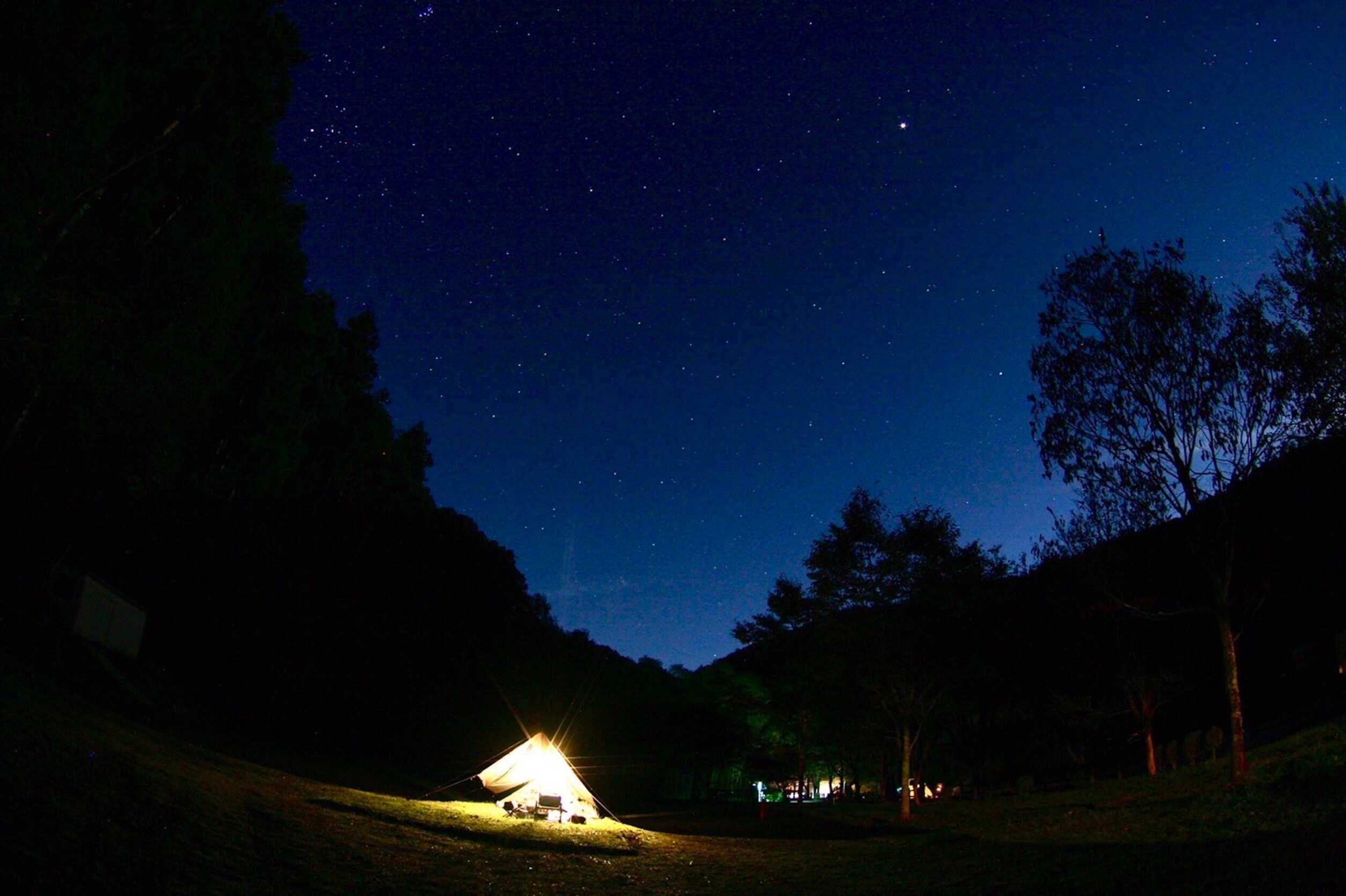 晴天時には贅沢な星空のもと、しっぽりキャンプを楽しむことができます!特に冬の透き通った環境下での夜空は格別です...!