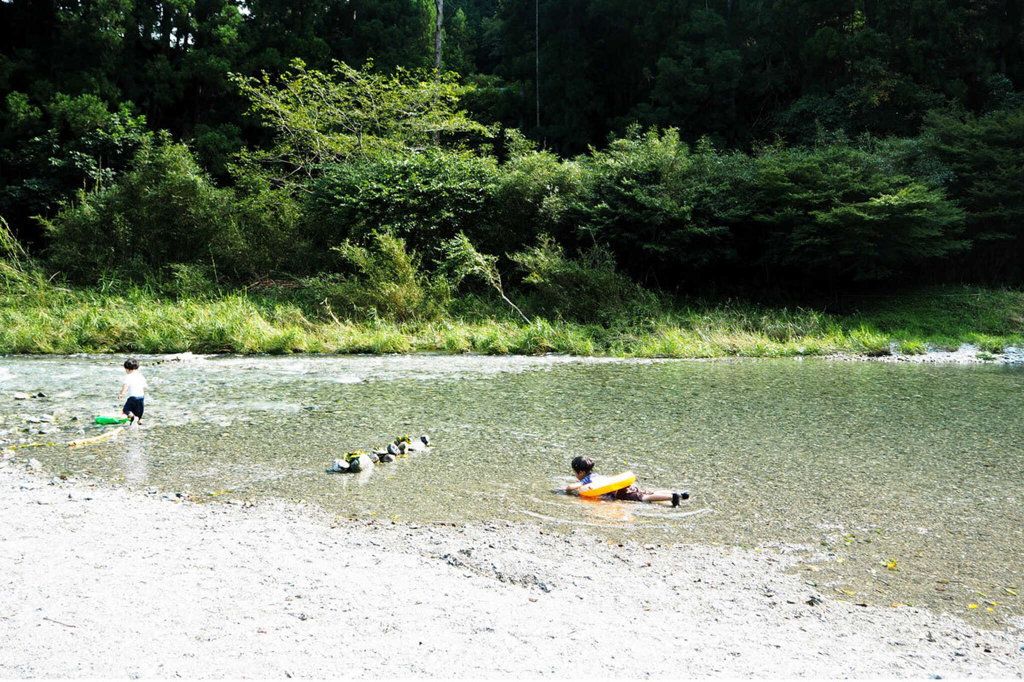 阿多古川は透明度も高く流れも緩やかで川遊びに人気です。水風呂代わりに川を使用したテントサウナも楽しめます♪