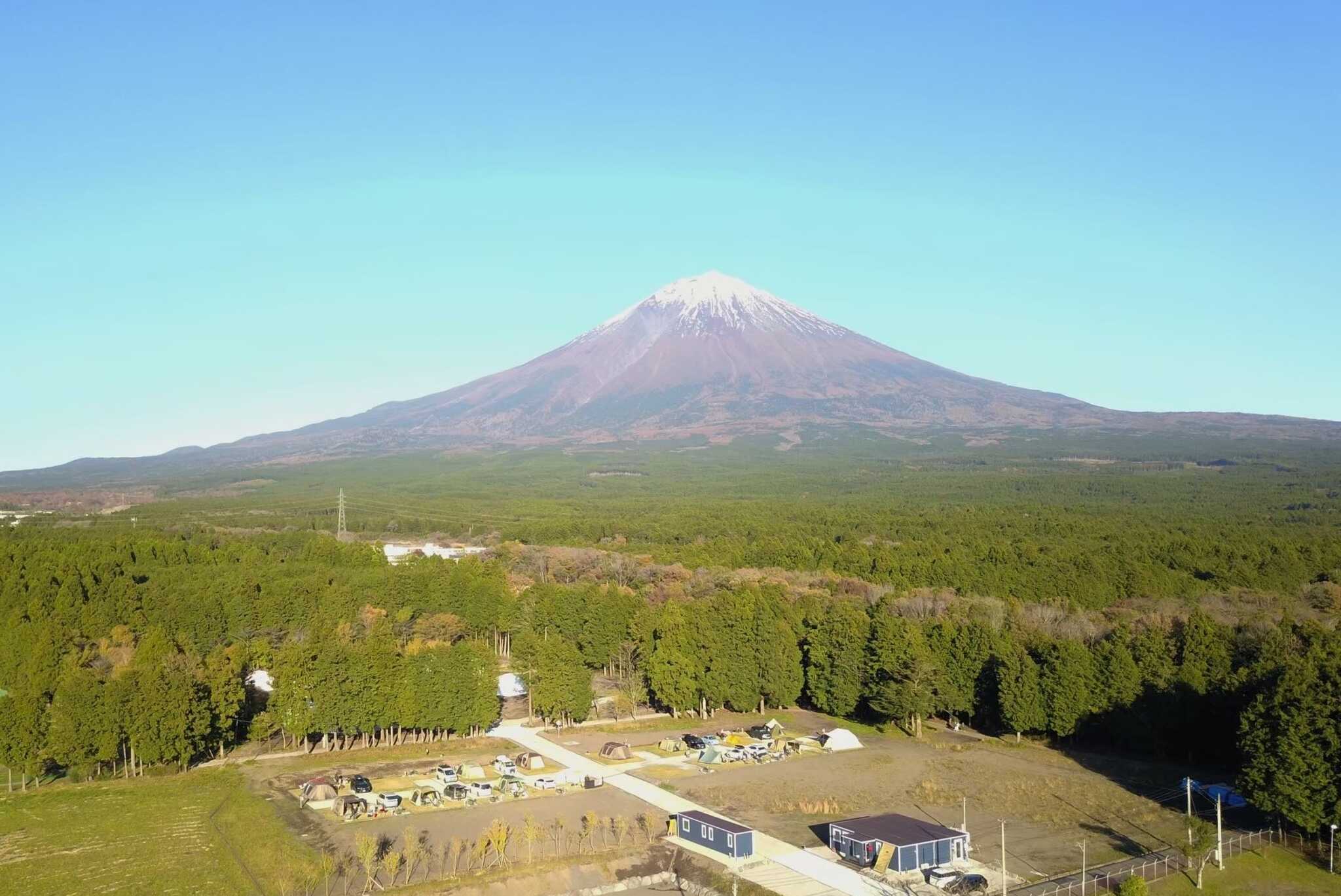 富士山が近くに聳え立ちます。