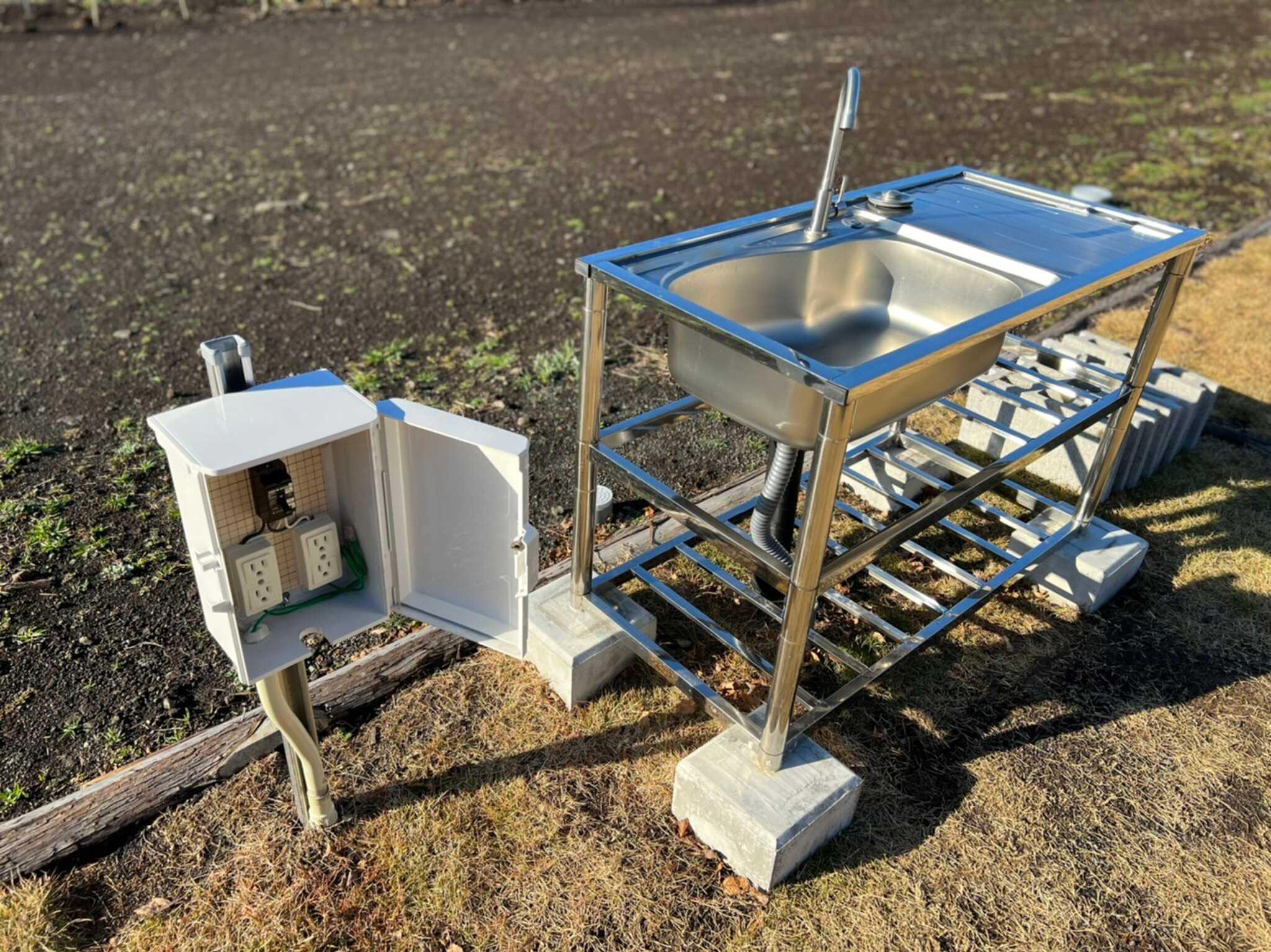 全サイト内にシンクとAC電源(1000W)が備え付けられています。