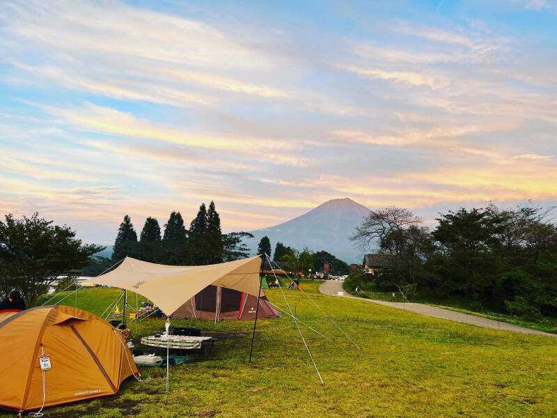 宿泊専用テントサイトはロケーション抜群Aサイトと木陰でのんびりBサイト。日帰りBBQ利用は管理棟東側の専用エリアでお楽しみください。