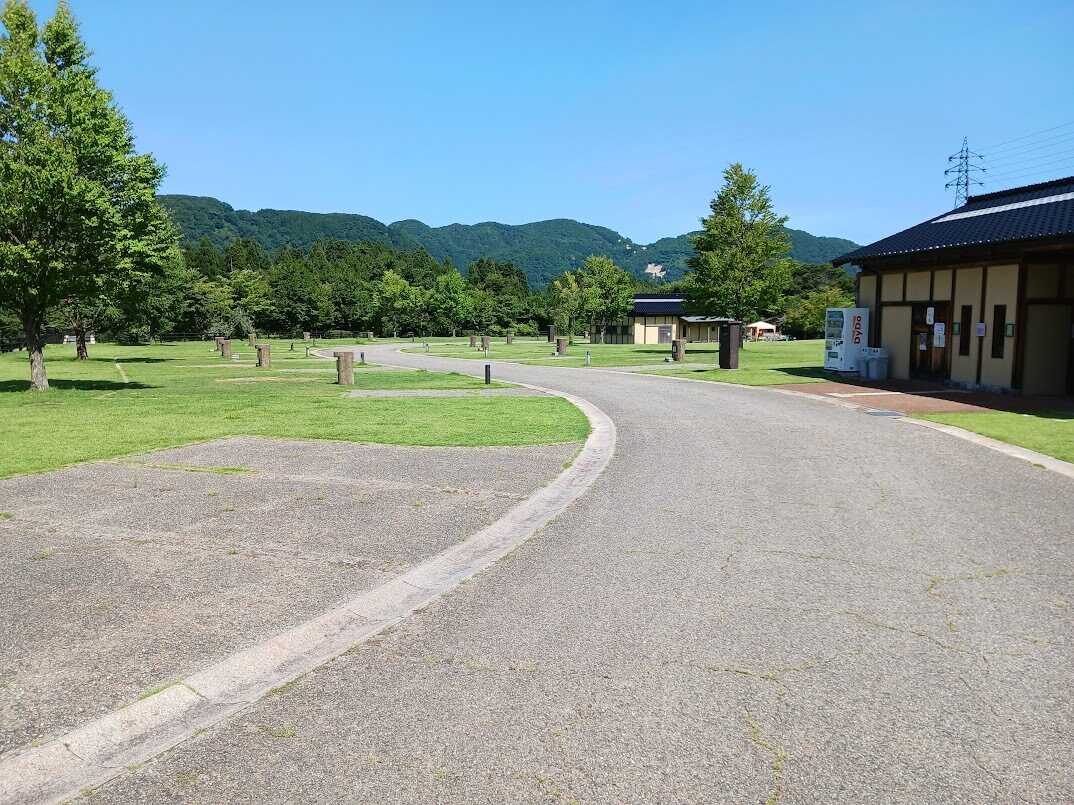 オートサイトは1区画100㎡あり、電源&駐車スペース付きになっております。
