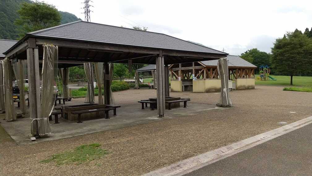 BBQサイトは全サイト屋根&カーテン付きになっておりますので、雨天でも利用可能です。