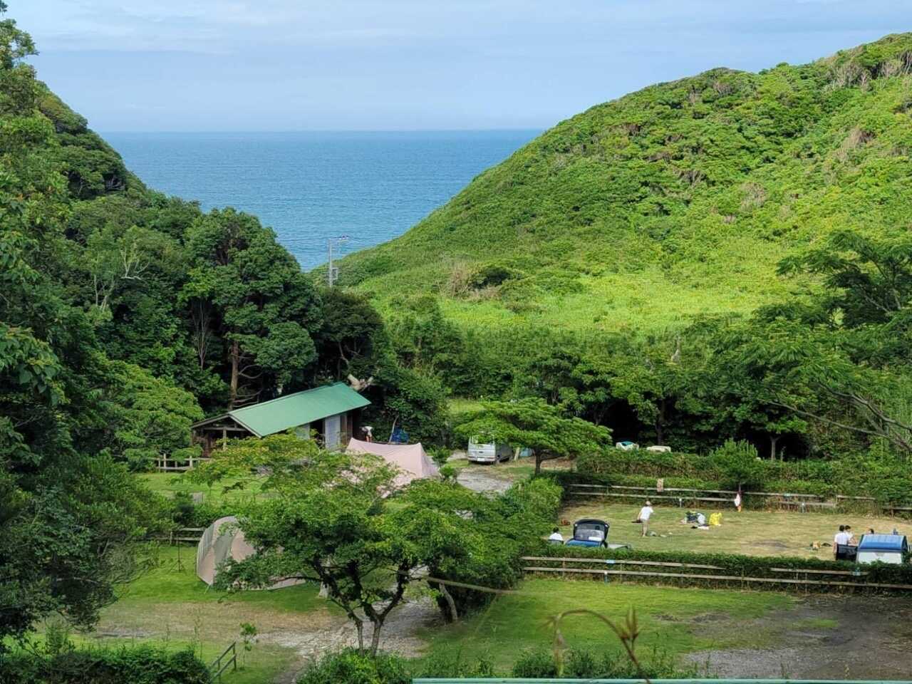 海と山、両方の自然が味わえるキャンプ場です!海側エリアはキャンプ場を出るとすぐに海!海が見えるサイトも人気です!