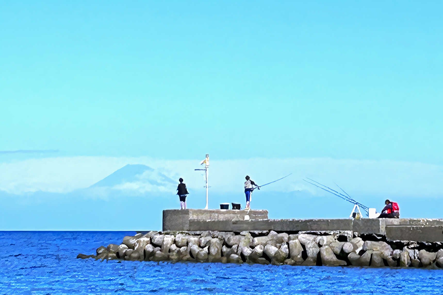 防波堤では富士山を眺めながら釣りを楽しむこともできます!防波堤・磯・砂浜と揃っているため様々なアクティビティを楽しむことはできるのも当施設の魅力です☆