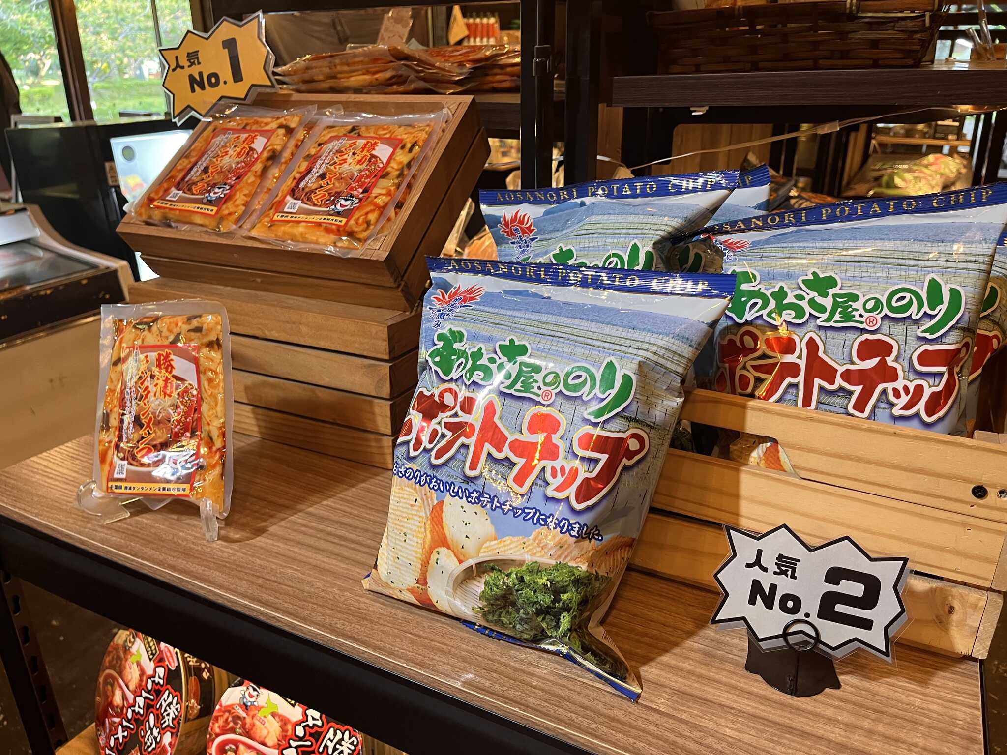 売店では地元”勝浦”の名産品も多数品揃えしております!