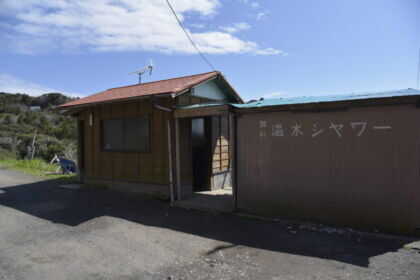 【シャワー棟】温水シャワーをご用意しております!汗を流して気持ちよくお過ごしください!
