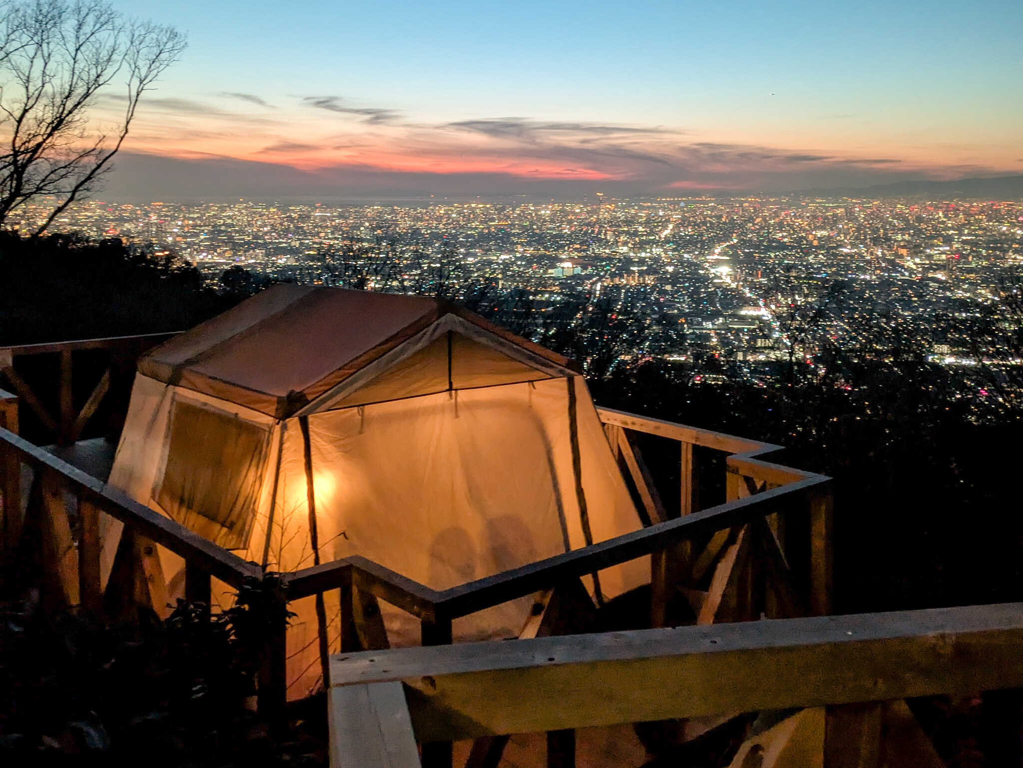 大阪の夜景を一望できます。晴れていれば明石海峡大橋や淡路島まで見渡すことができます。