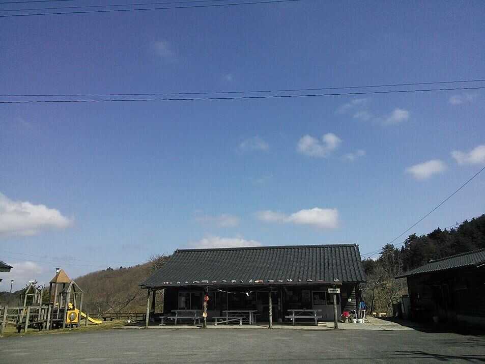 【管理棟】キャンプの便利グッズ、お土産、ジュース、ビール、おつまみ、炭、マキ などなど販売もしています♪