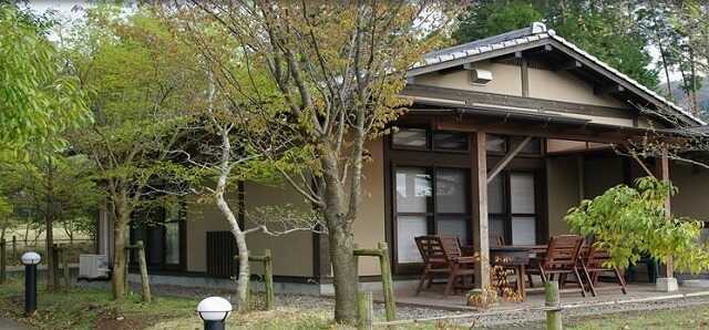 【一戸建て宿泊棟(外観)】管理棟から少し離れた離れの一戸建て宿泊棟です。オール電化された広々としたキッチン付き♪