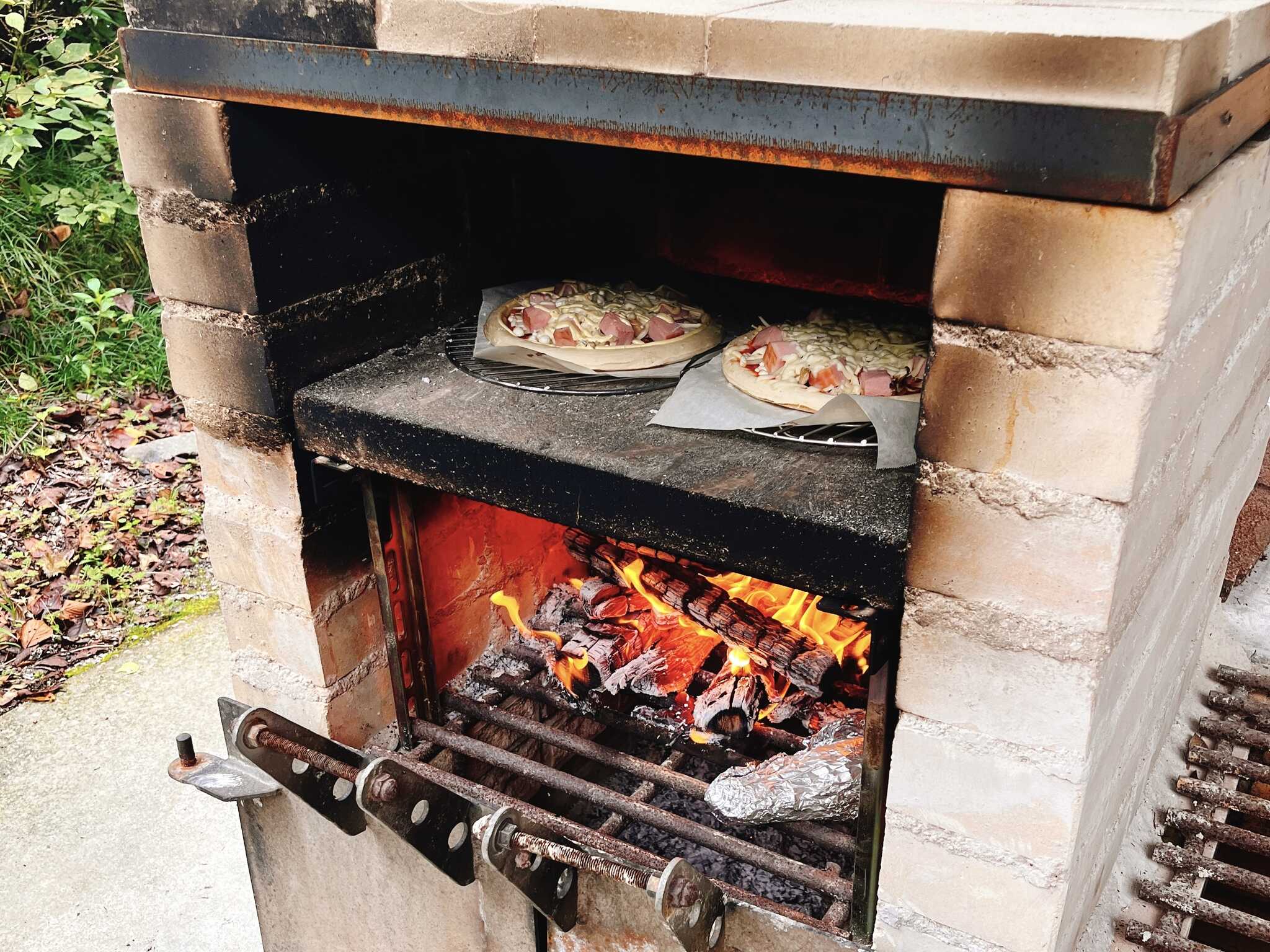 外ごはんの時間が、家族の思い出に。 BBQだけでなく、本格ピザ窯で焼き上げるピザ作り体験は、 子どもたちの「楽しい!」があふれるひとときです。