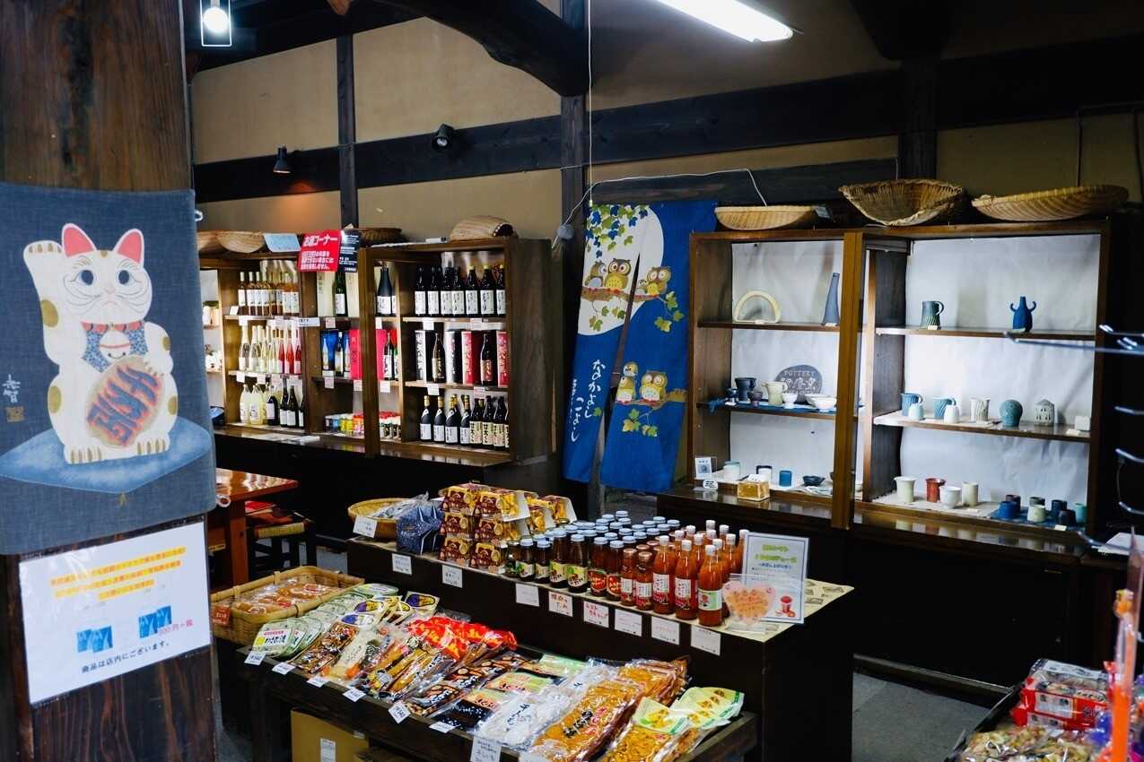 キャンプ場内にある施設では食事はもちろん、おみやげ物を購入できます。