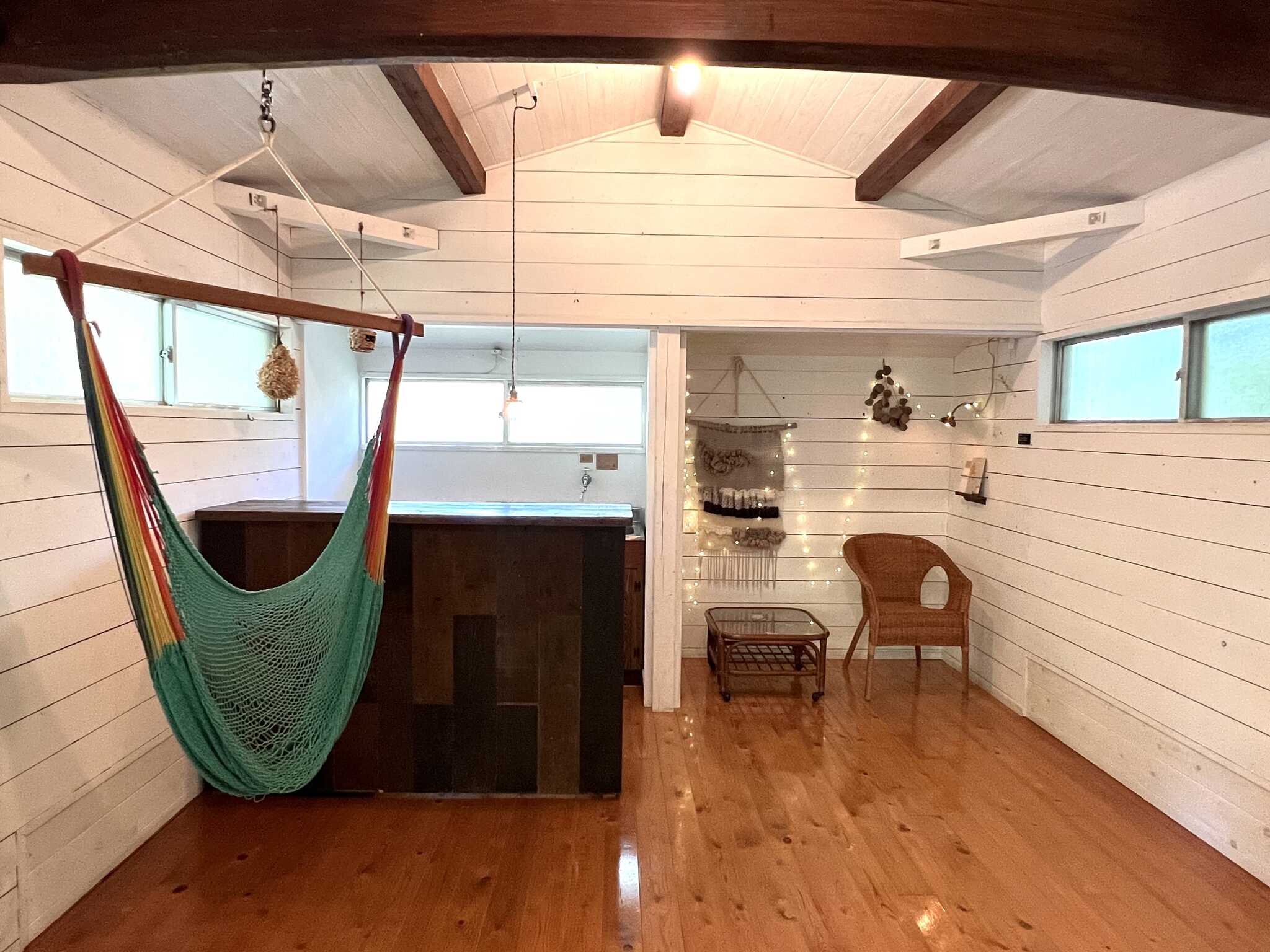 リノベーションした森の小屋は全室ハンモック・冷暖房完備。屋根付きの外デッキスペースがあるので雨でもBBQ可能です。