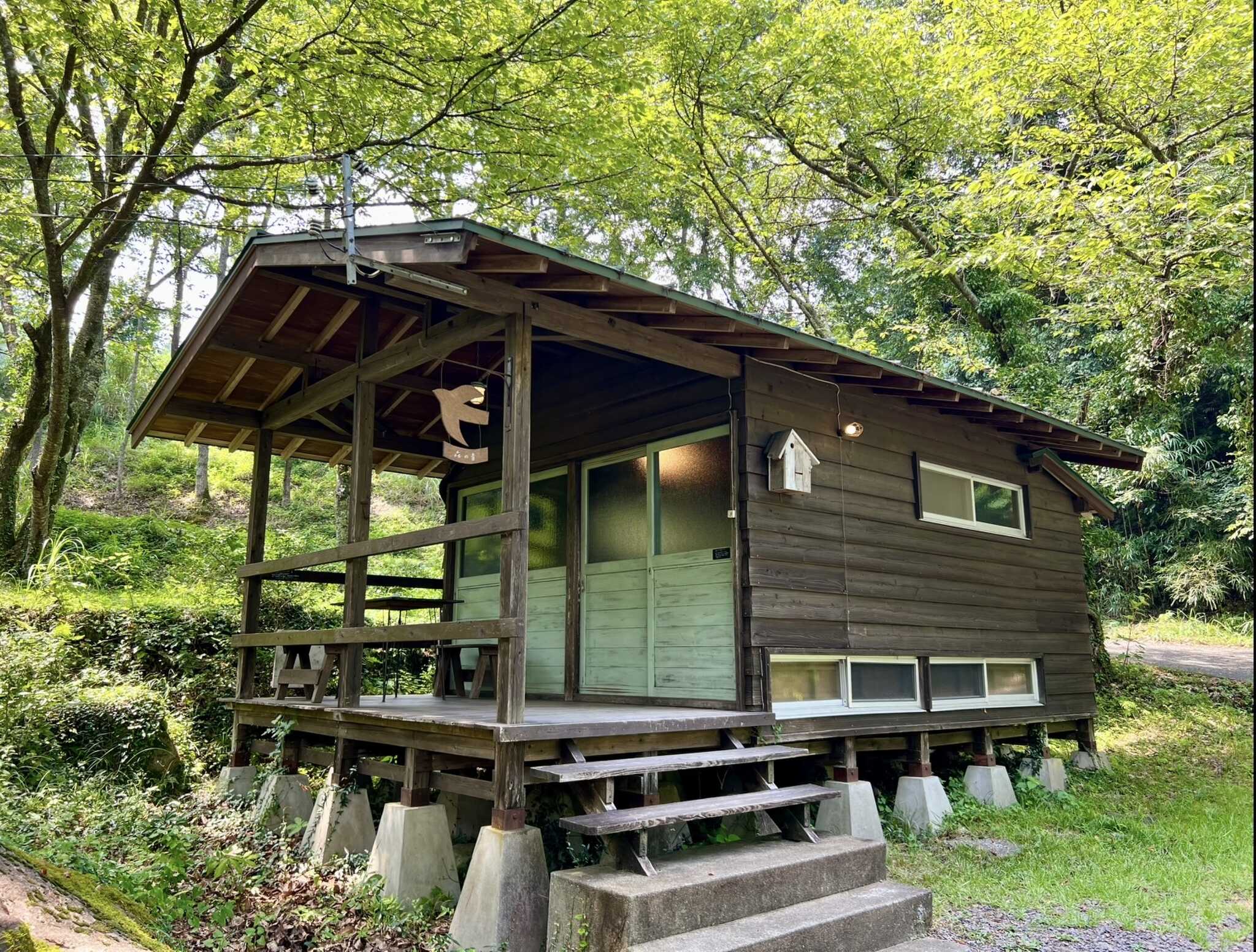 森の小屋で、心地よい森泊を。 森の小屋は全棟冷暖房完備。ハンモックと屋根付きデッキがあり、暑い日も寒い日も、森の夜と朝をゆっくり楽しめます。