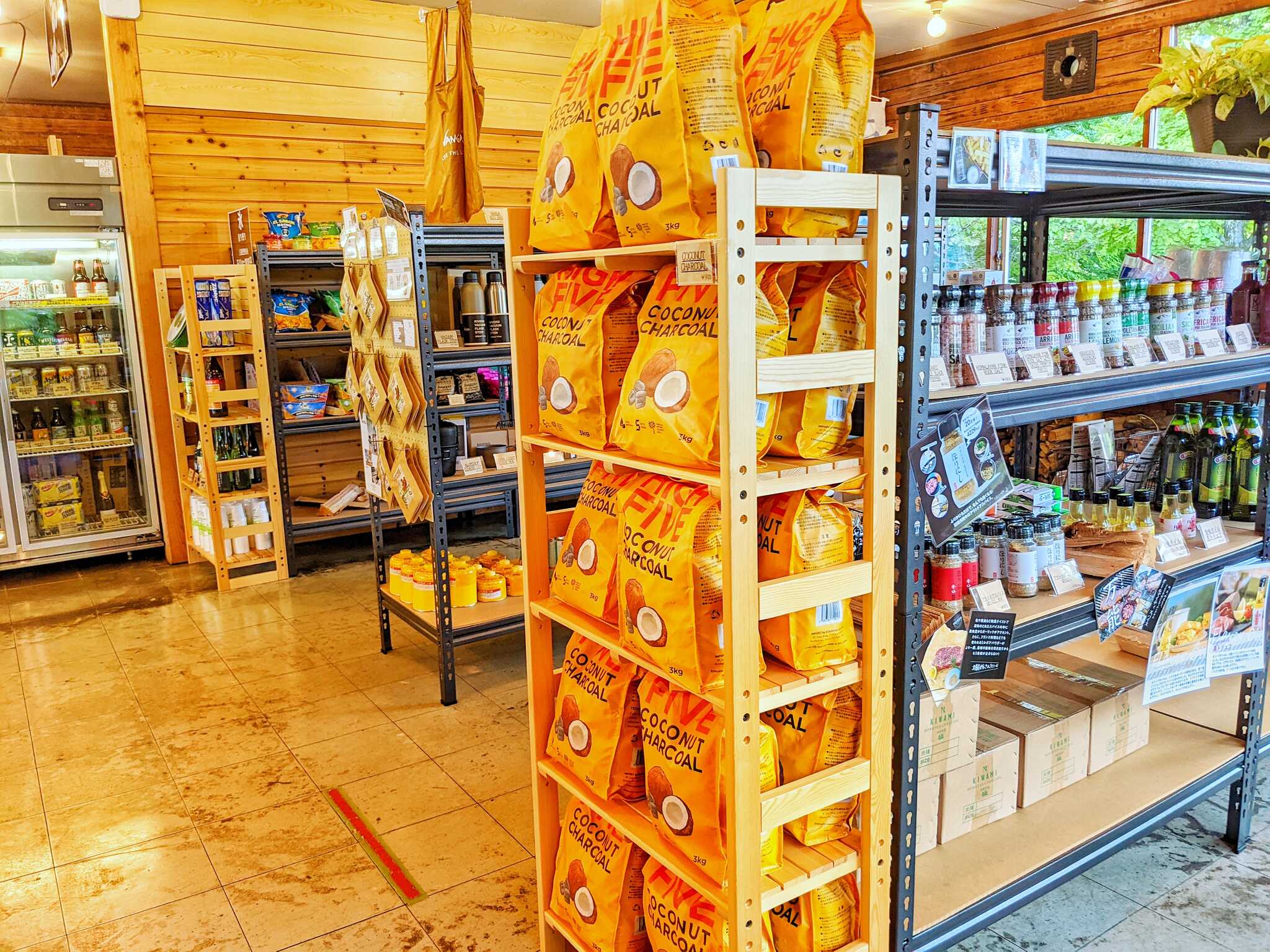 売店では薪やガス、お菓子やお酒などちょっとしたまで対応(現金、カード、QR決済OK)