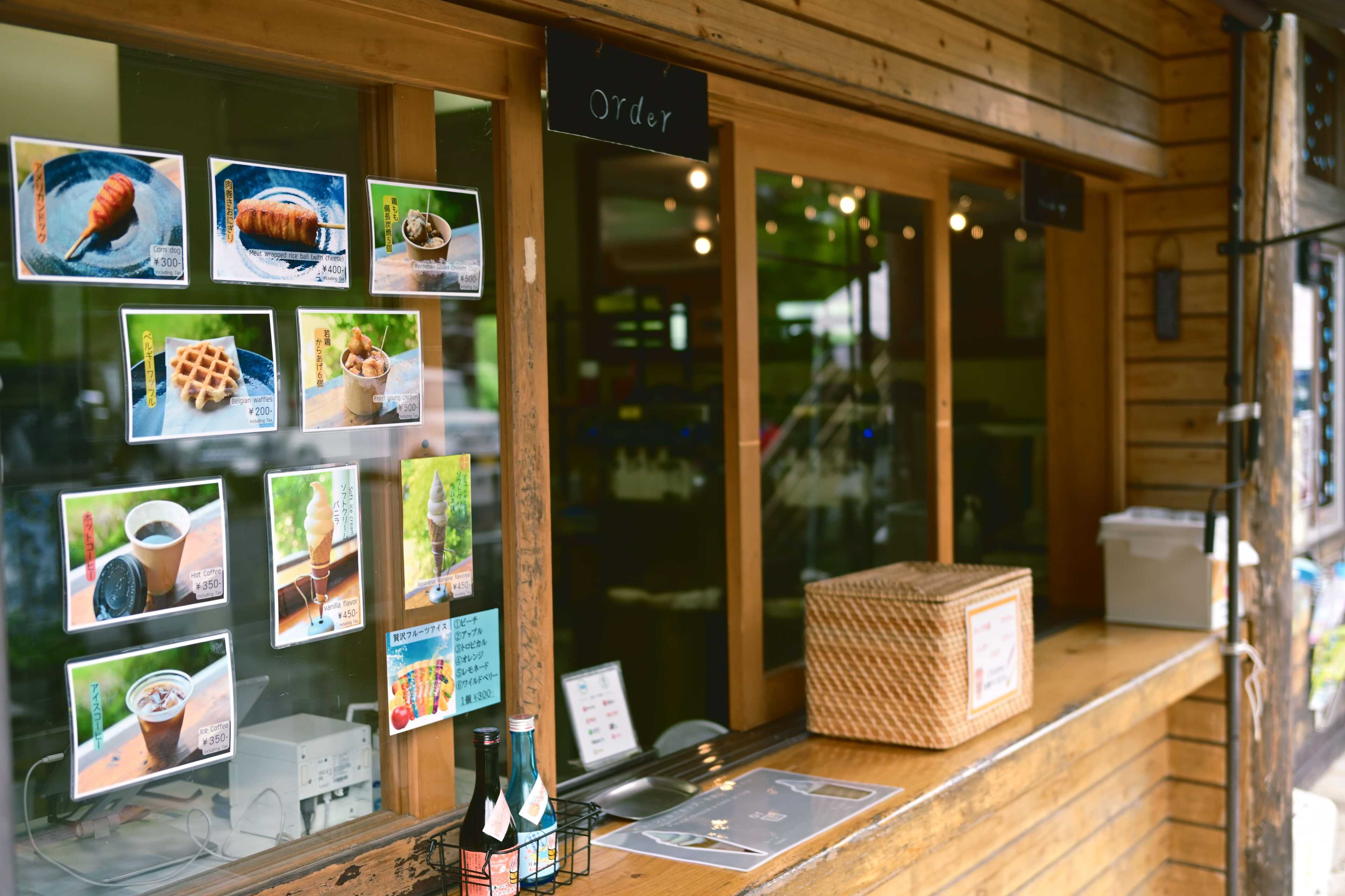 軽食販売も行っています。人気No.1はソフトクリーム。