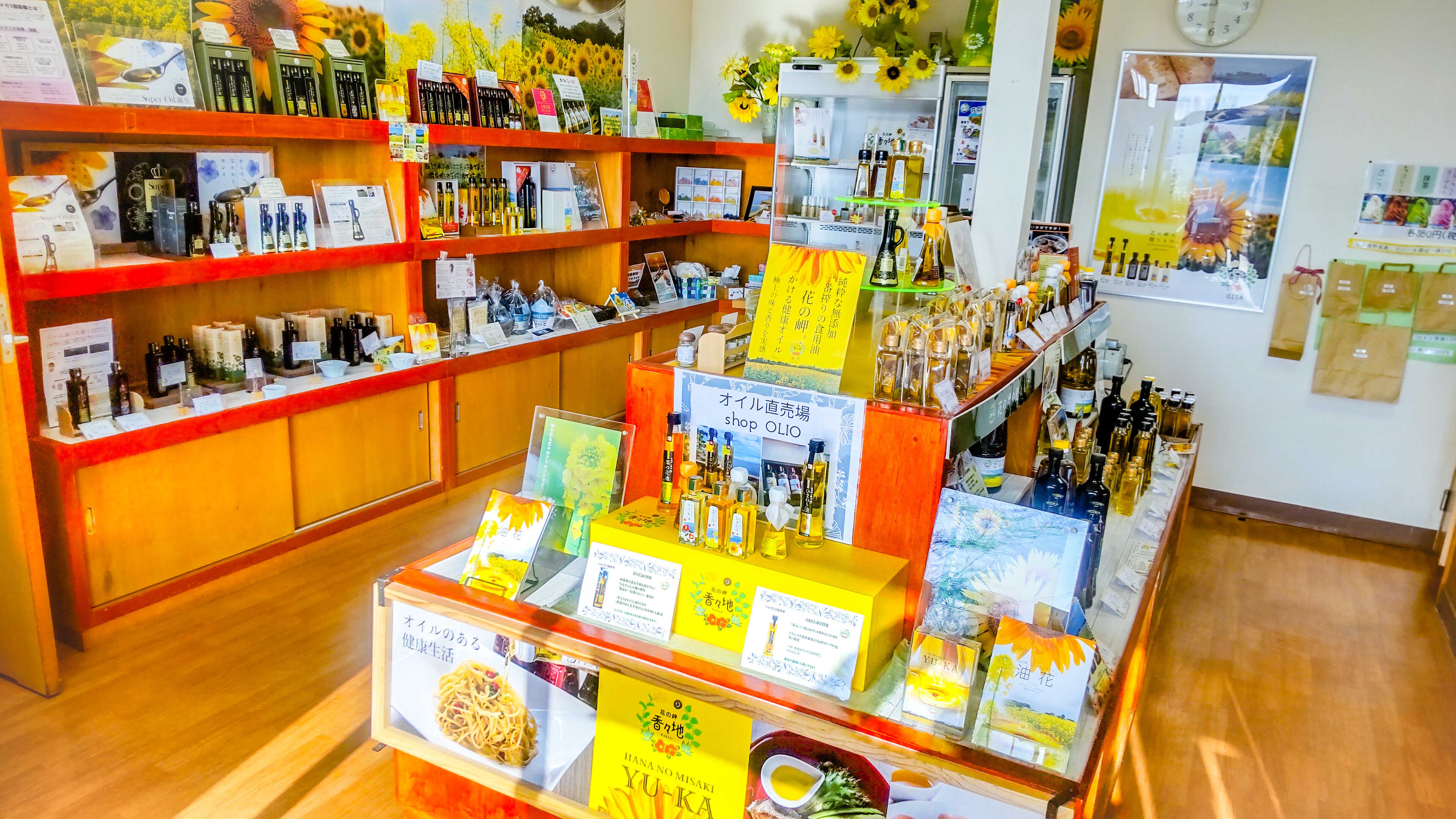 売店(OLIO)では特産品がご購入いただけます。レストラン(fiore)も併設しています。
