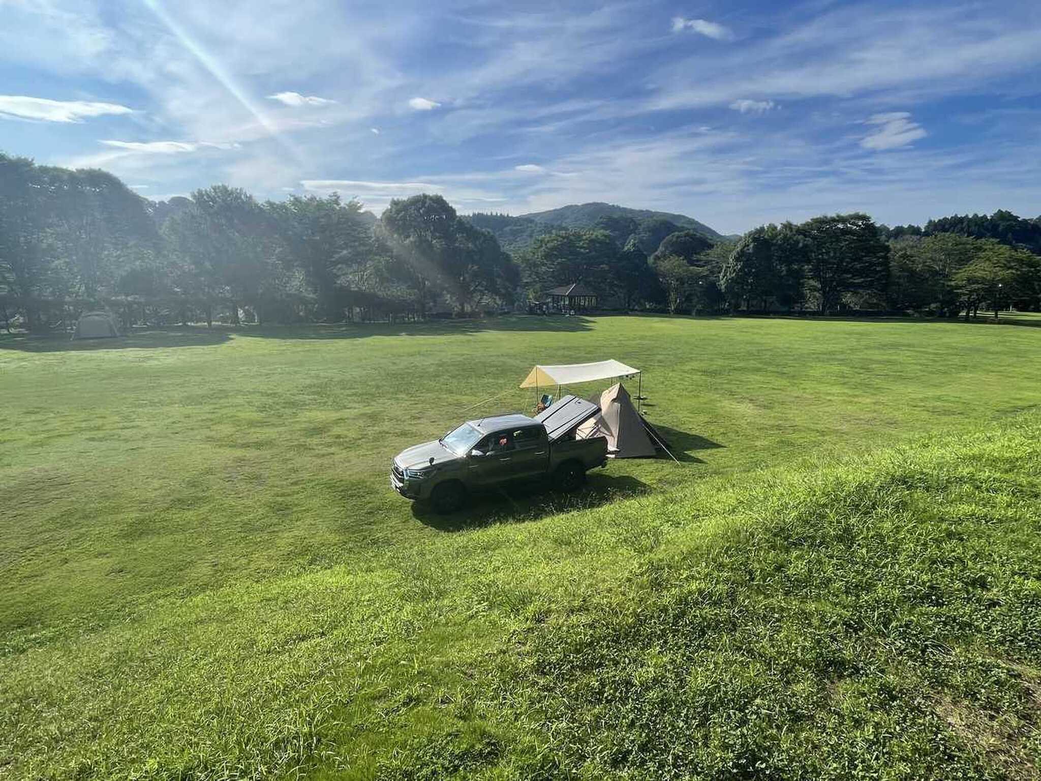車を横付けして広々テント泊ができるのが魅力。