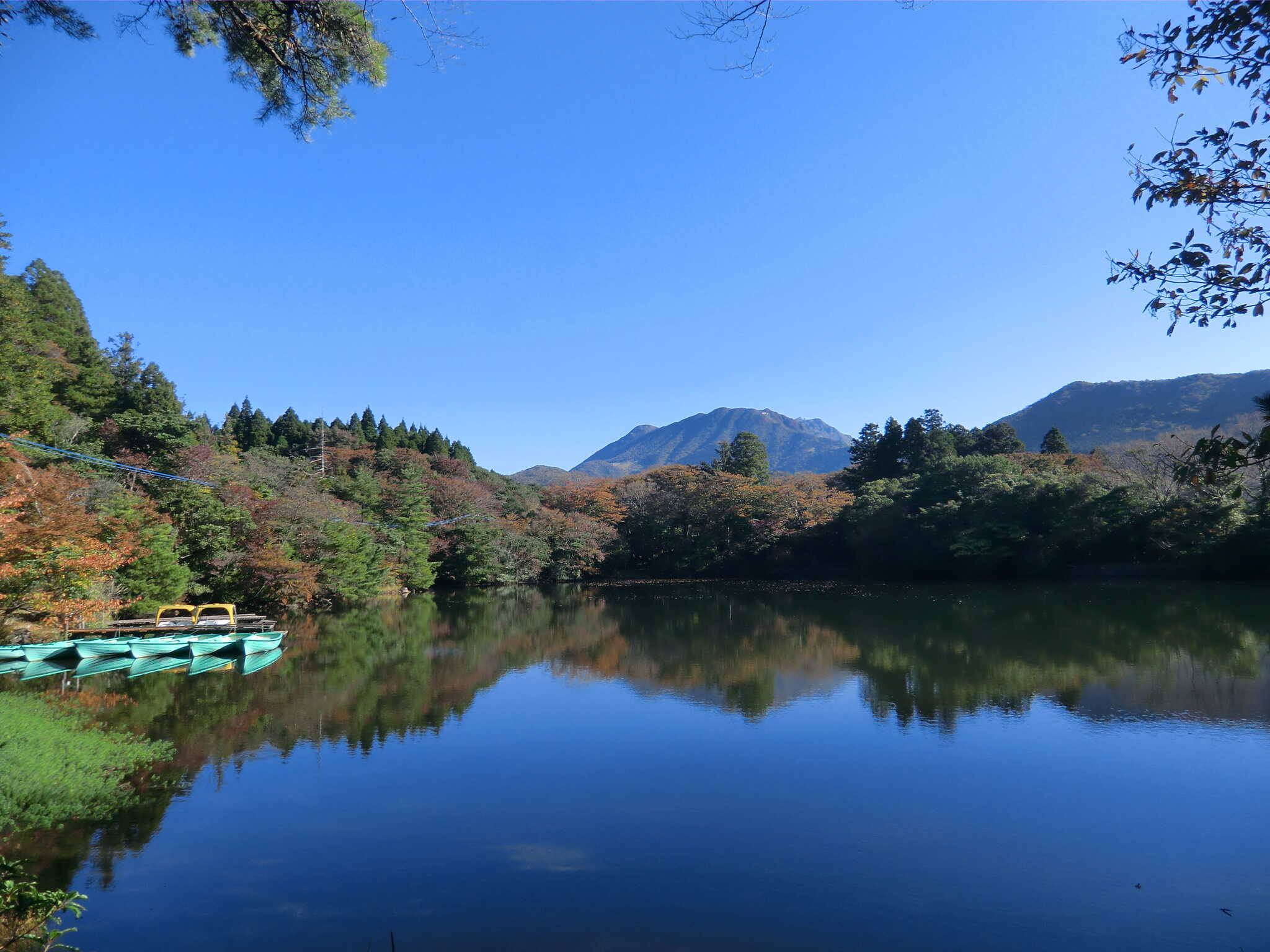 白雲の池の湖畔から望む妙見岳、平成新山!絶景です、夜は星空が綺麗ですよ!