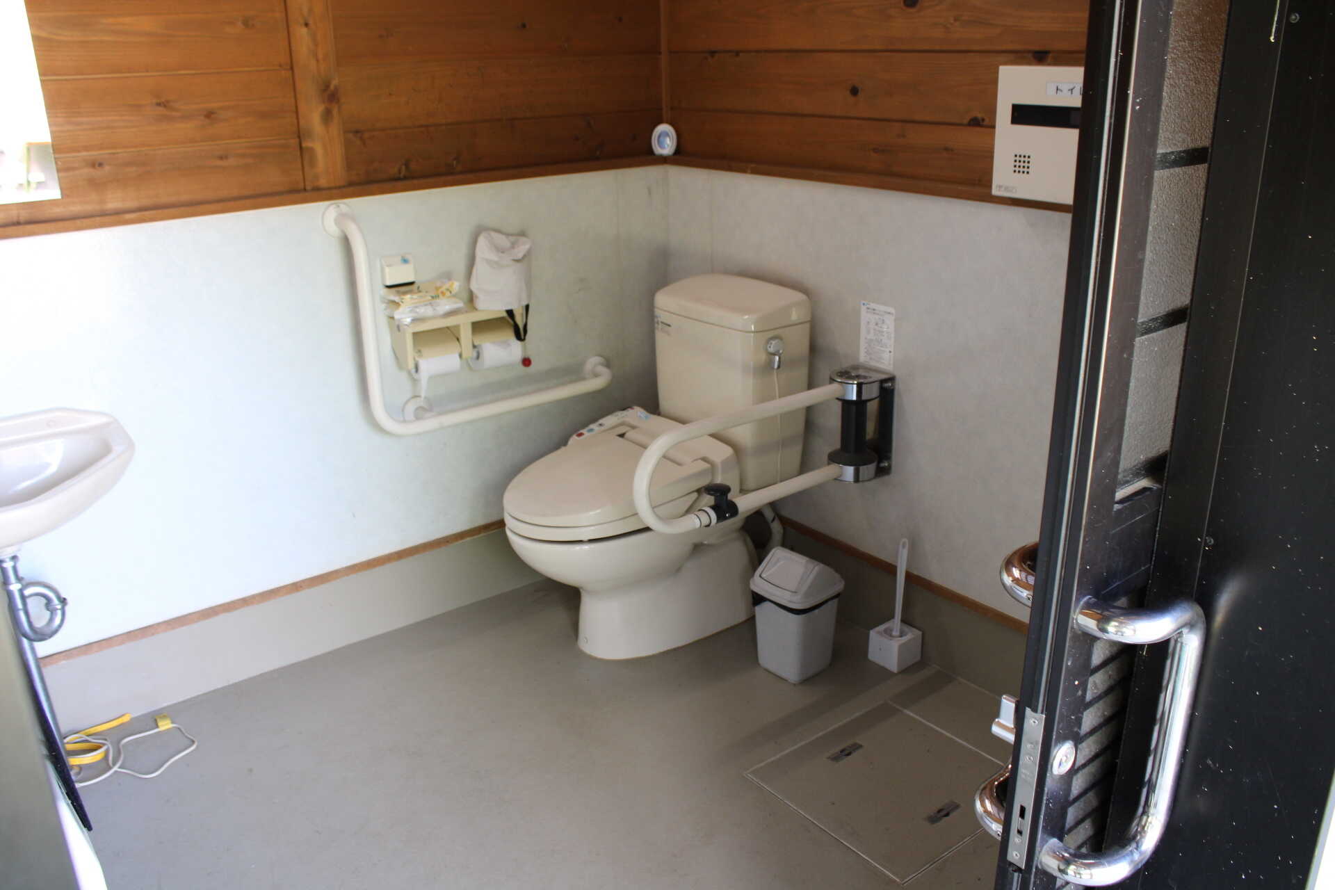 2023年に場内のトイレは洋式化しました。だれでもトイレは温水洗浄便座付きで、ベビーキープもございます。